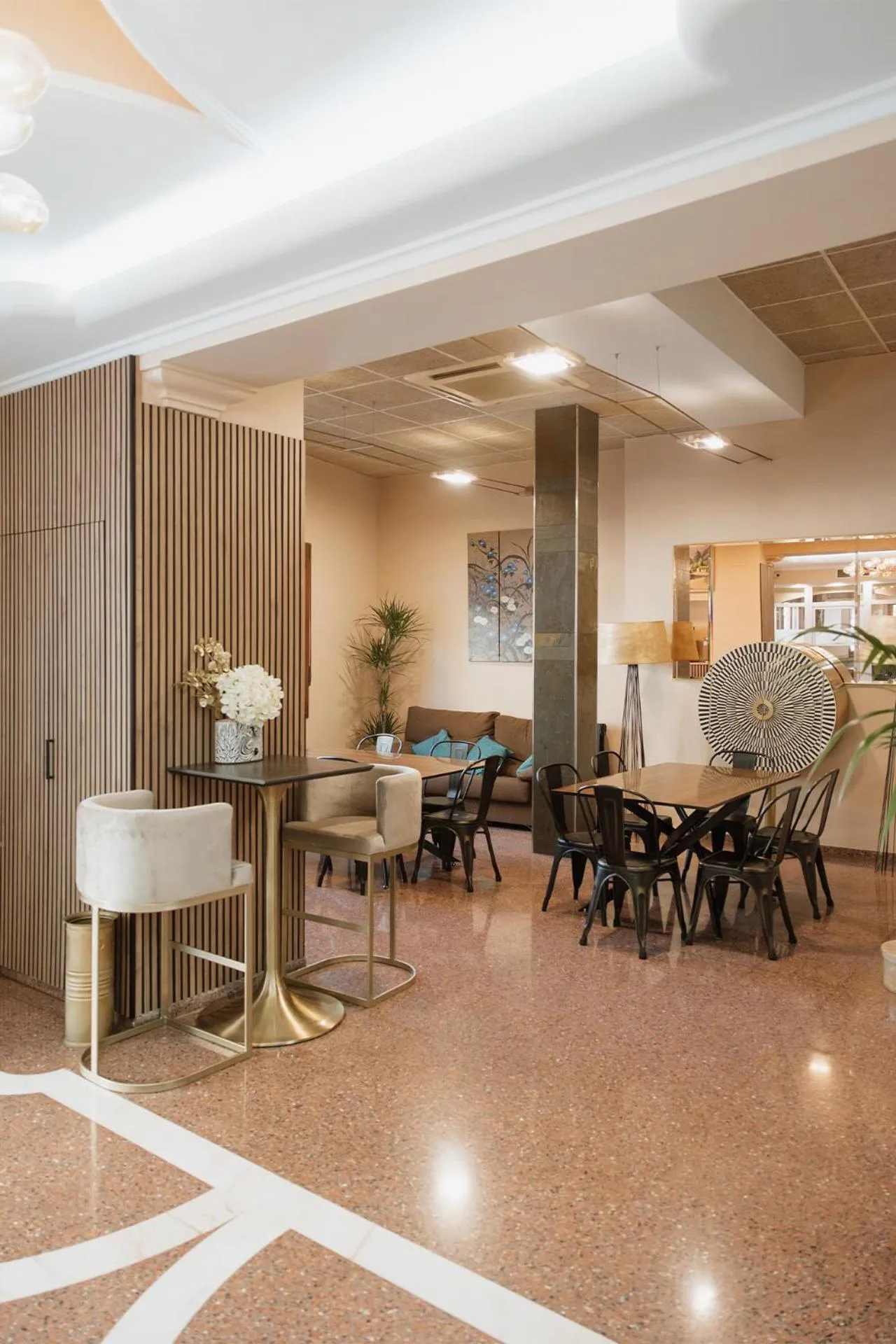 Communal lounge/ TV room in Hotel Anna