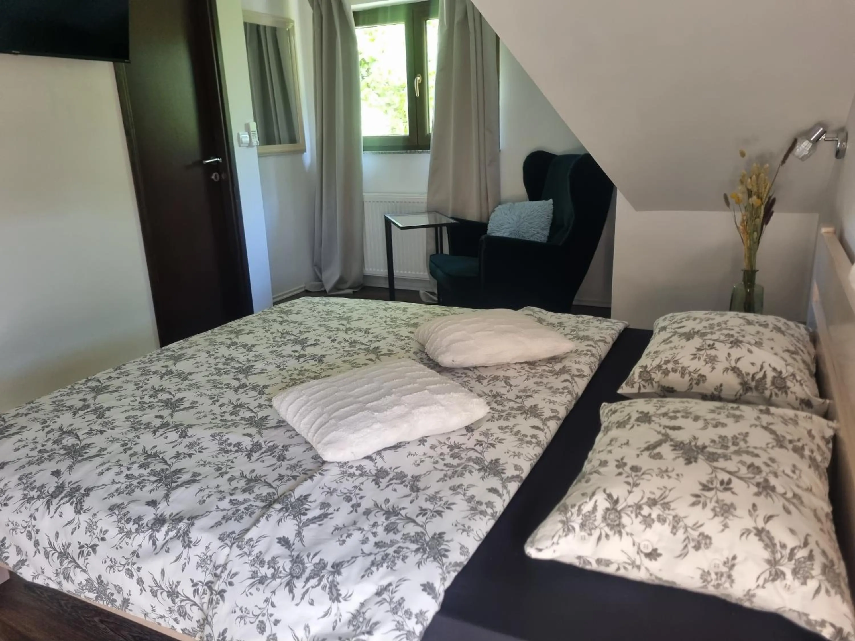 Bed in 4 Seasons Guest House