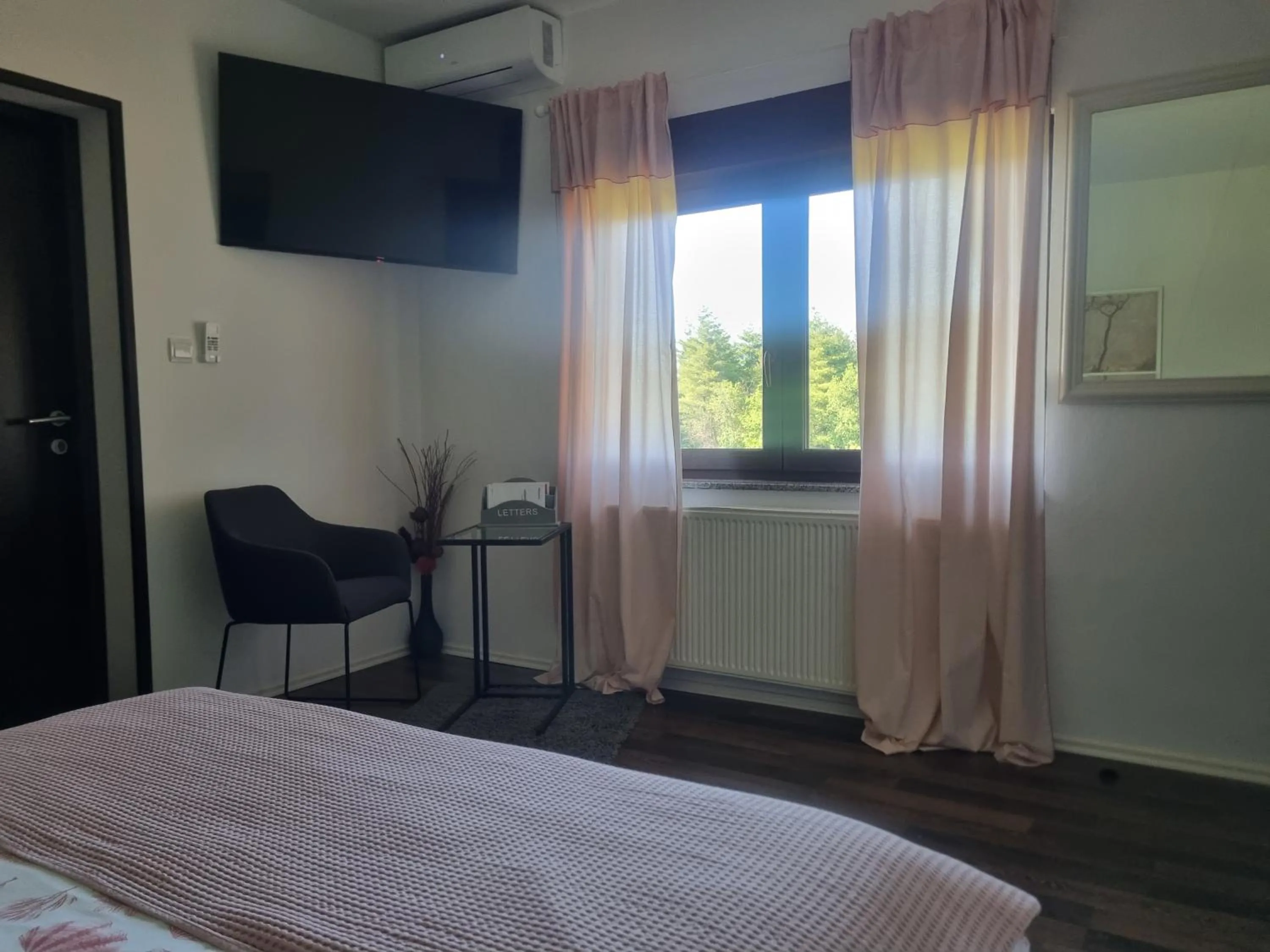 TV and multimedia, Bed in 4 Seasons Guest House