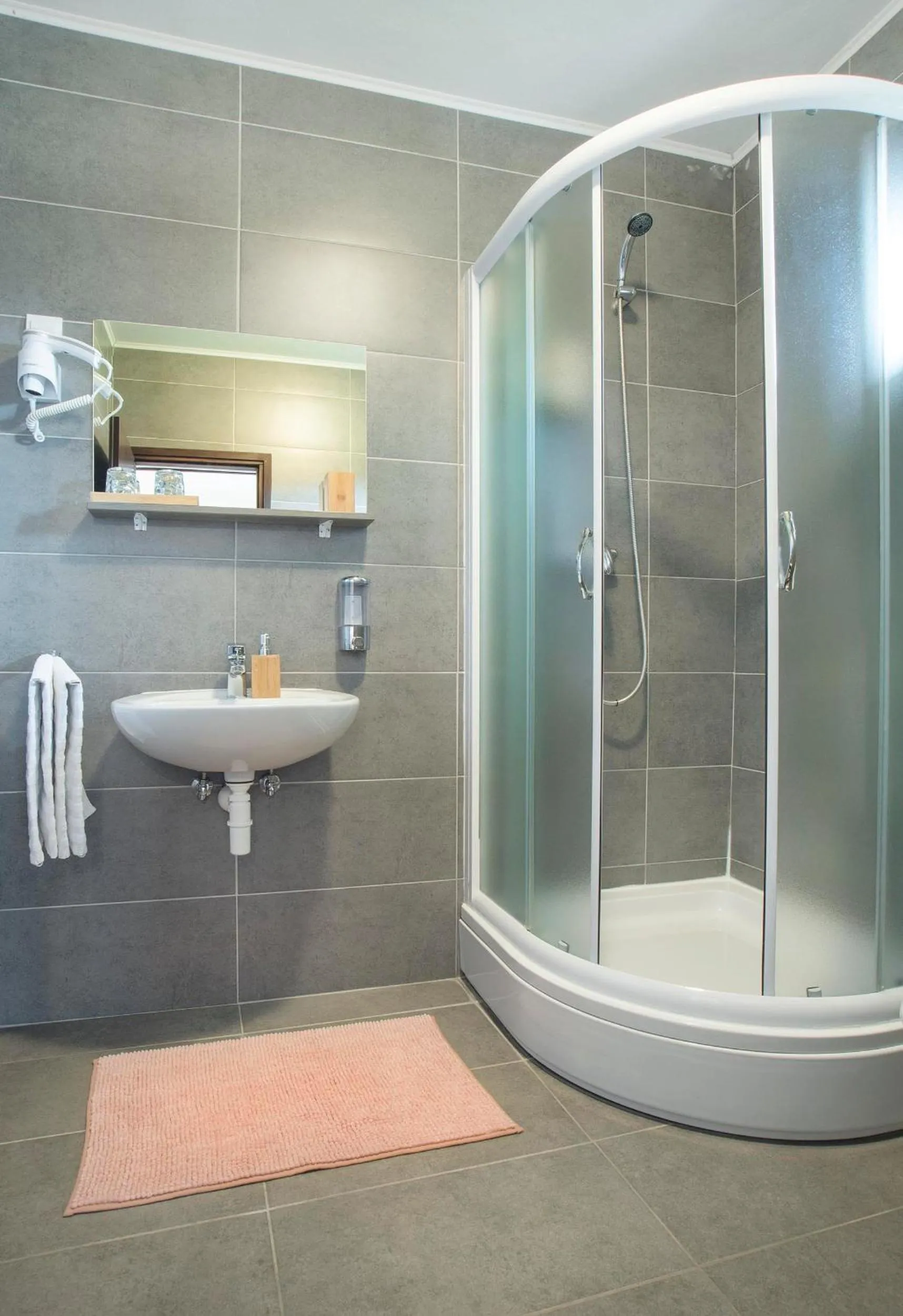 Shower in 4 Seasons Guest House