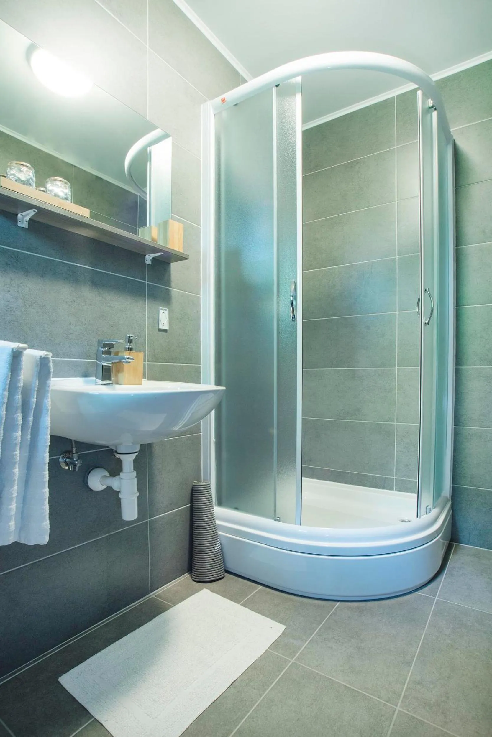 Shower in 4 Seasons Guest House