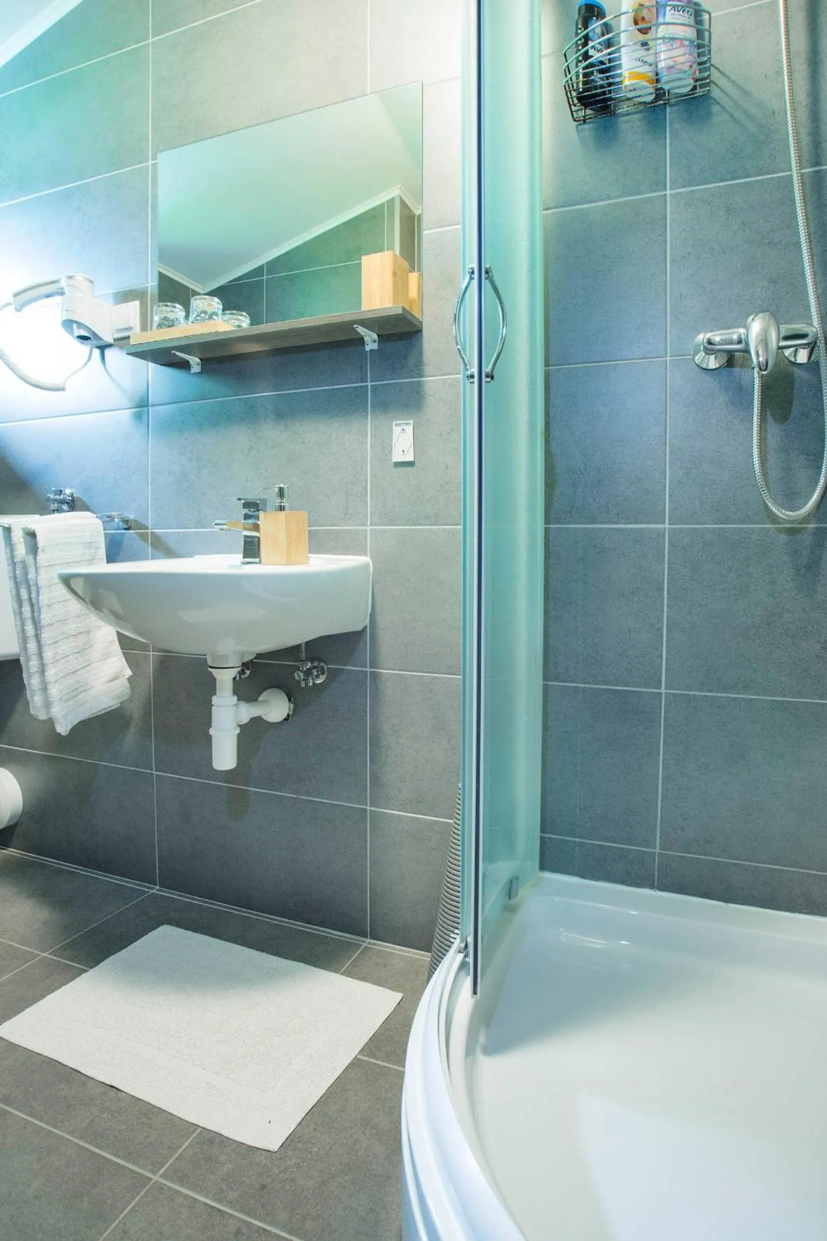 Shower in 4 Seasons Guest House