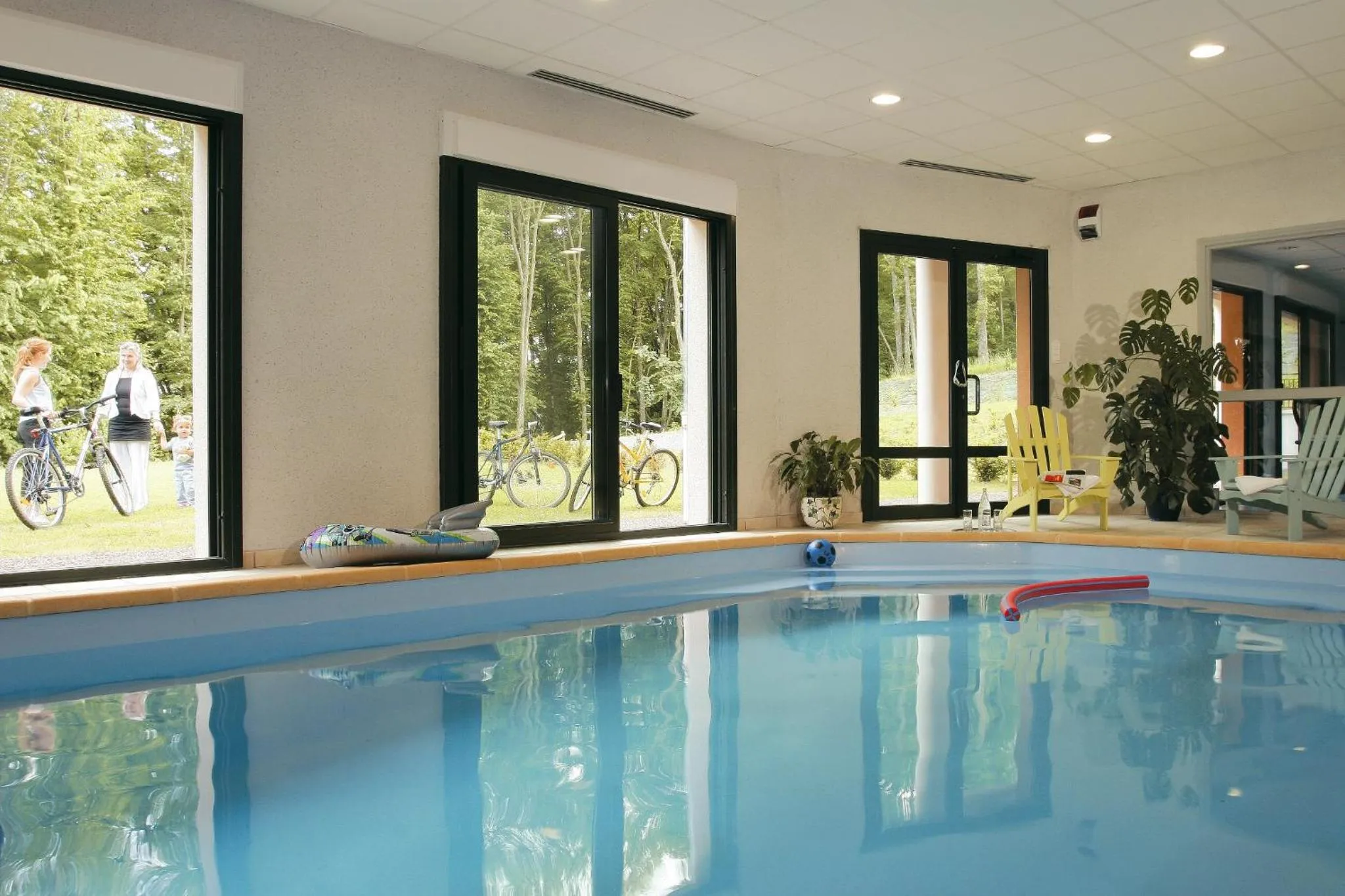 Swimming pool in Logis Hôtel - Restaurant Le Tulipier