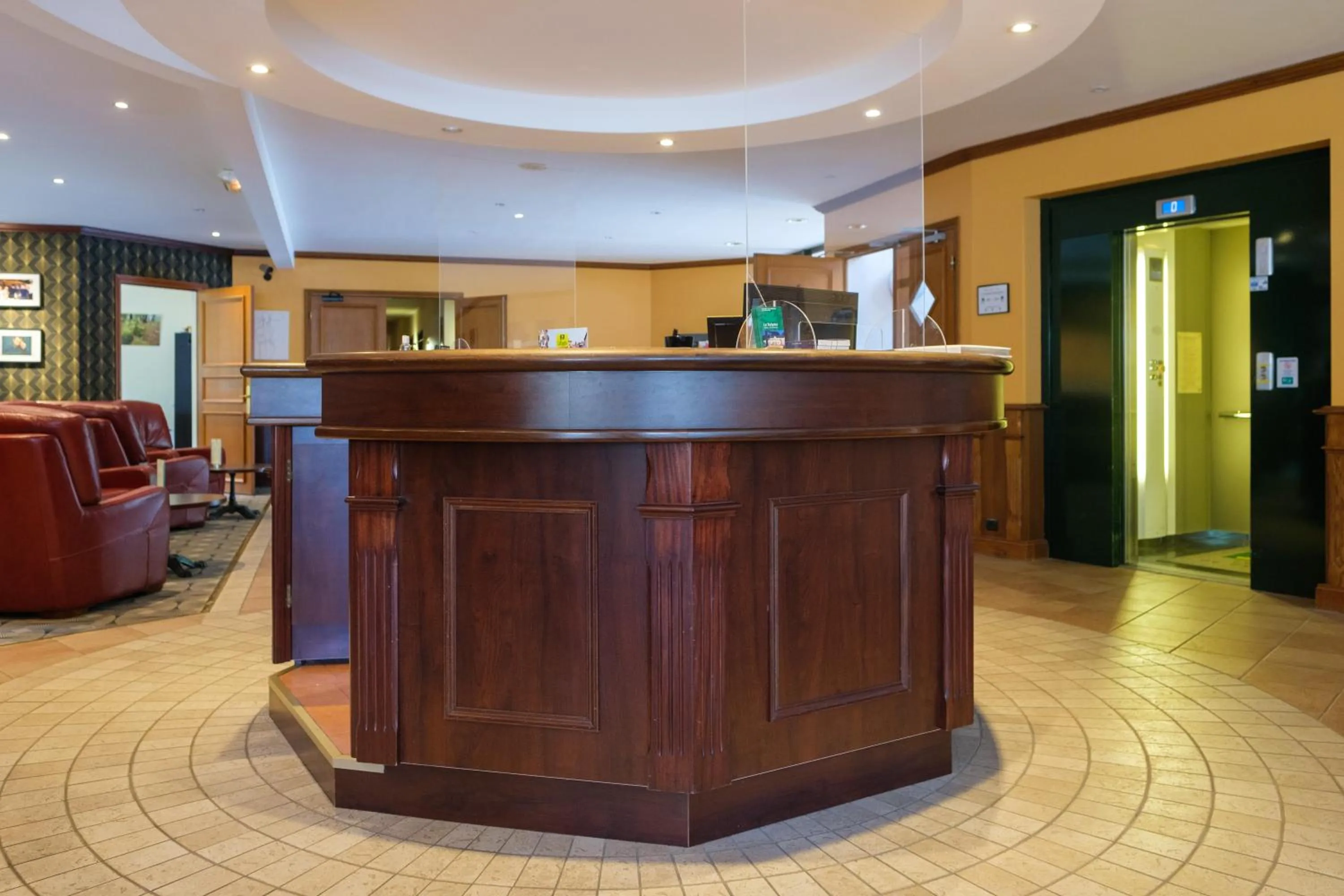 Lobby or reception in Logis Hôtel - Restaurant Le Tulipier