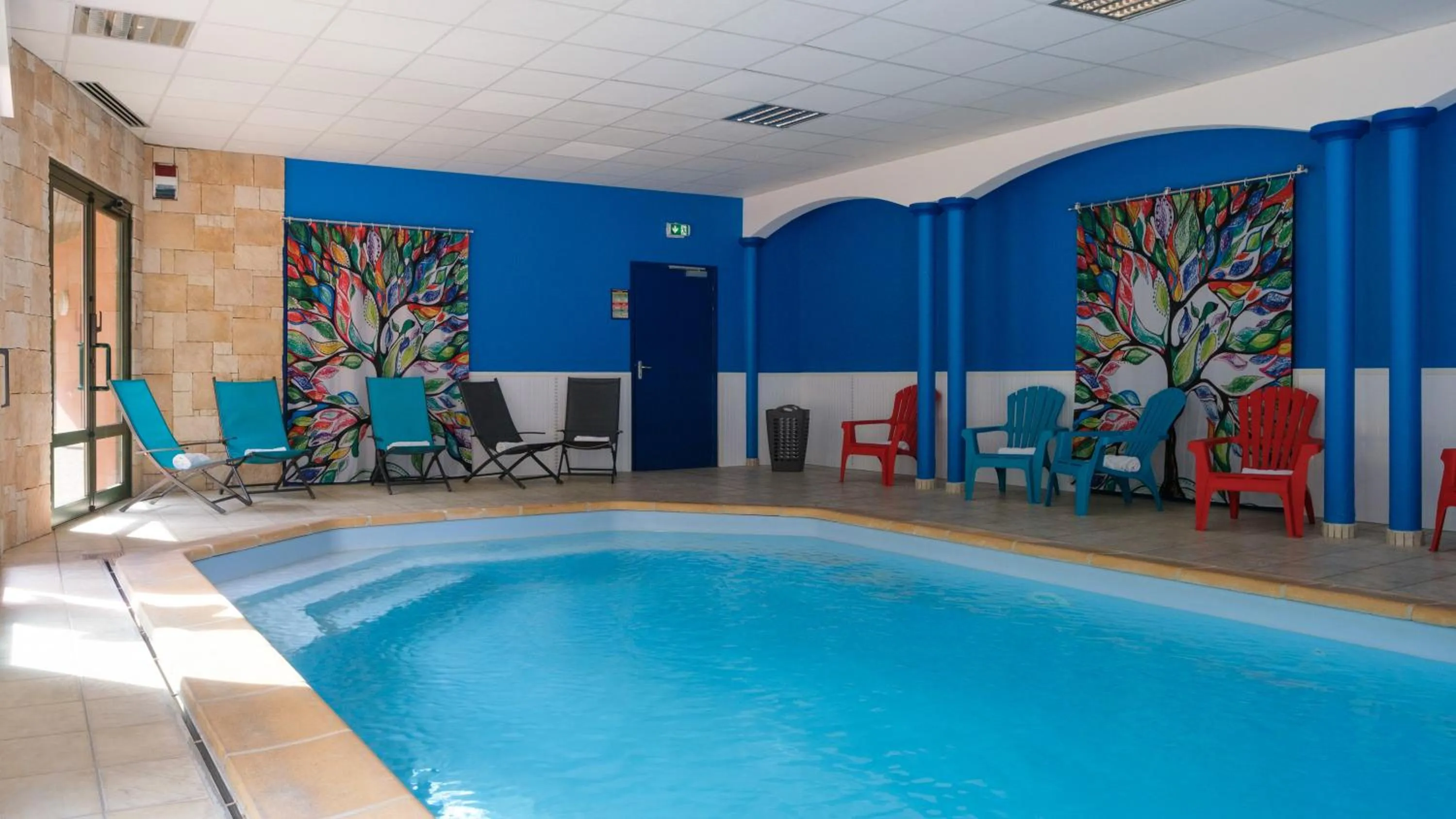 Swimming pool in Logis Hôtel - Restaurant Le Tulipier