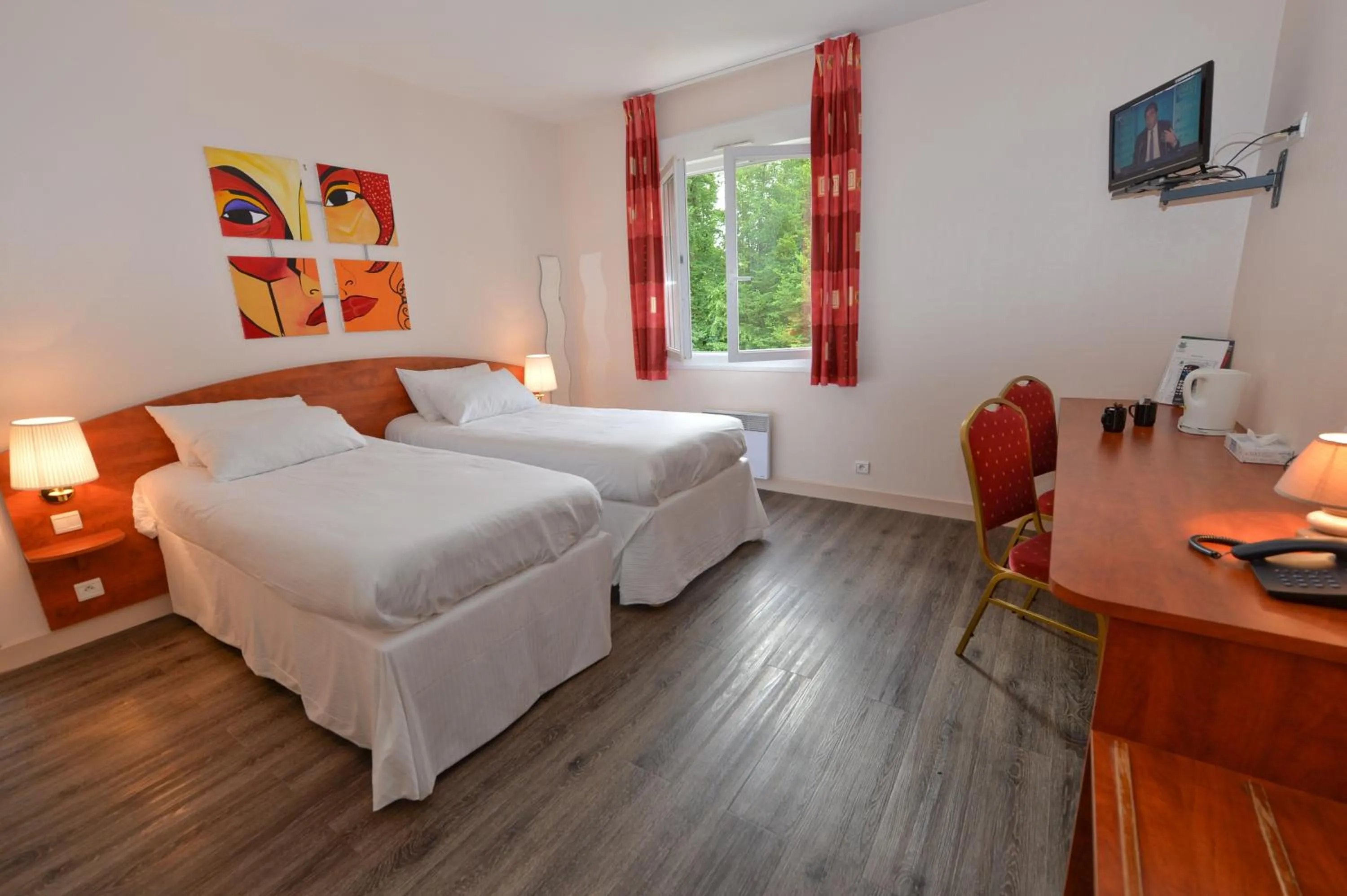 Photo of the whole room, Bed in Logis Hôtel - Restaurant Le Tulipier