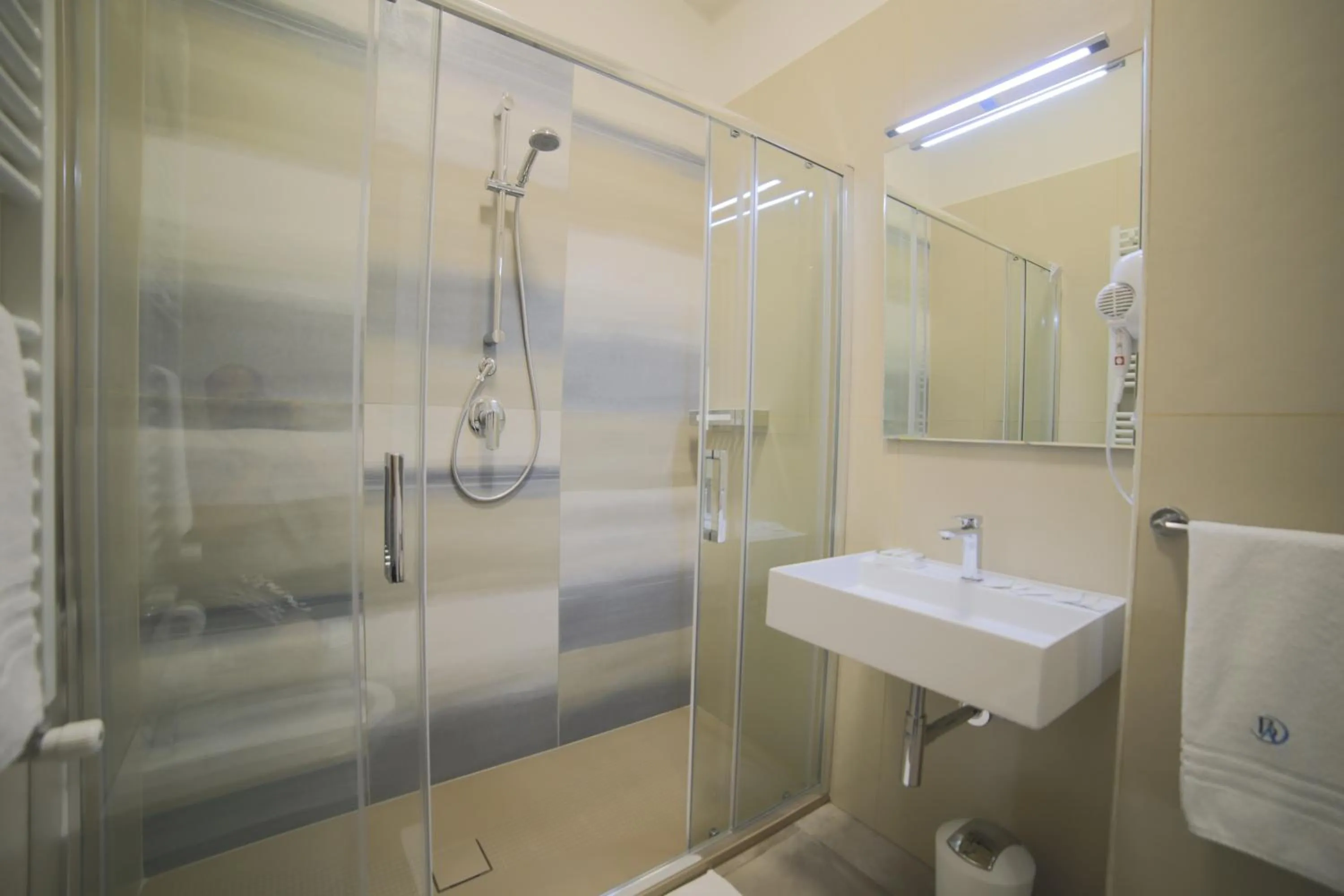 Shower in Baia Azzurra B&B
