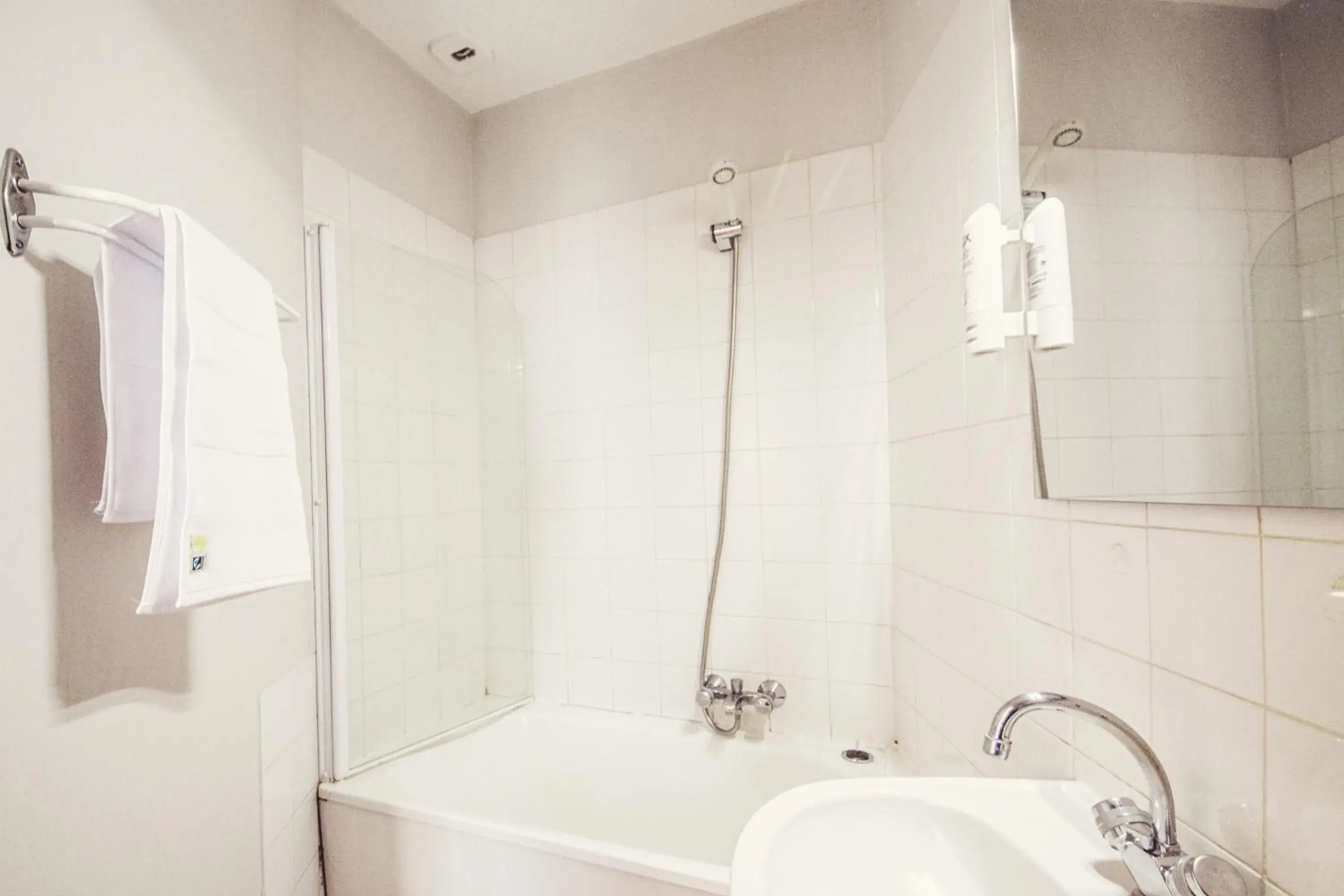 Twin Room with free jacuzzi access in The Old Hotel Ravel Centre Twin Room with free jacuzzi access in The Old Hotel Ravel Centre