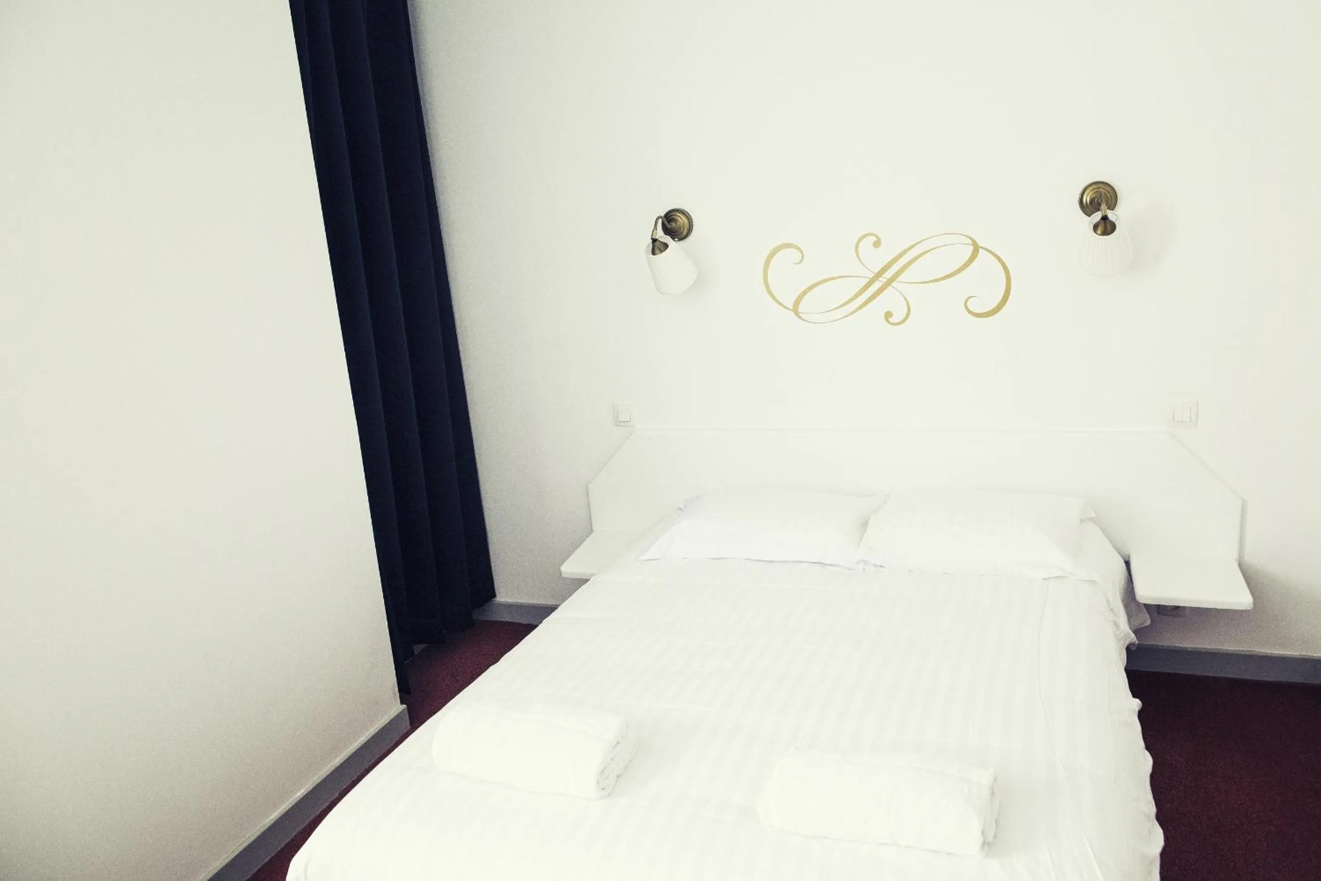 Bedroom, Bed in The Old Hotel Ravel Centre