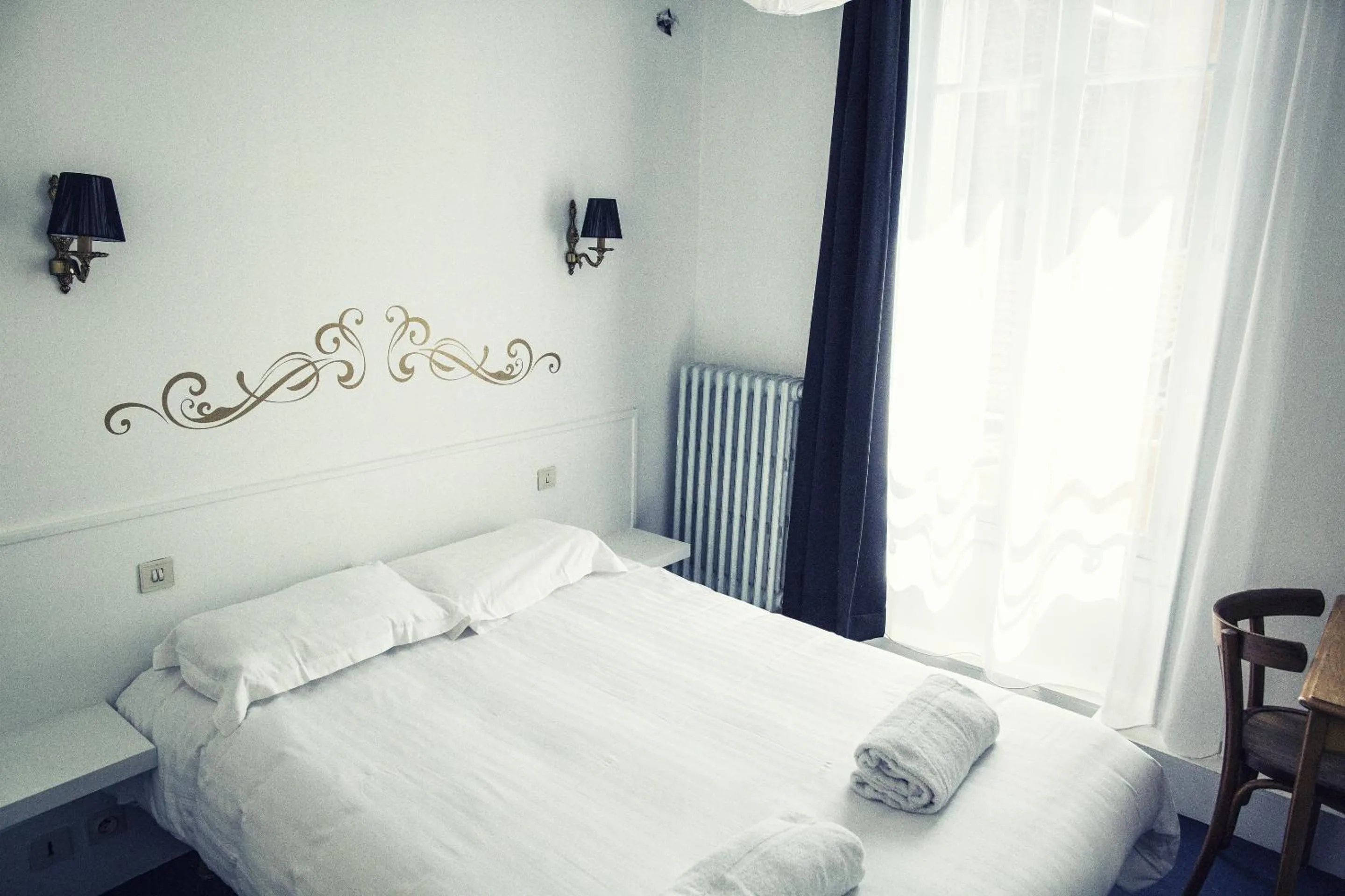 Bedroom, Bed in The Old Hotel Ravel Centre