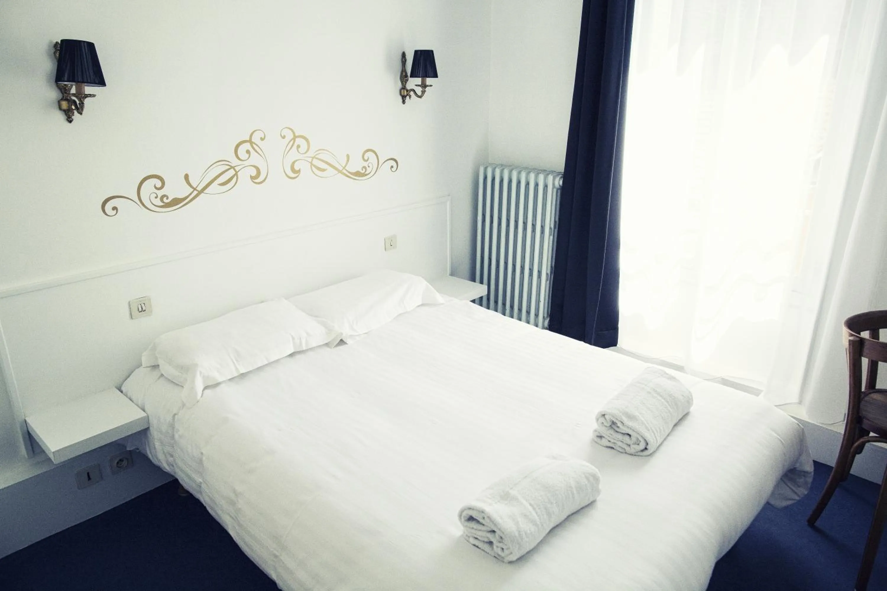 Bedroom, Bed in The Old Hotel Ravel Centre