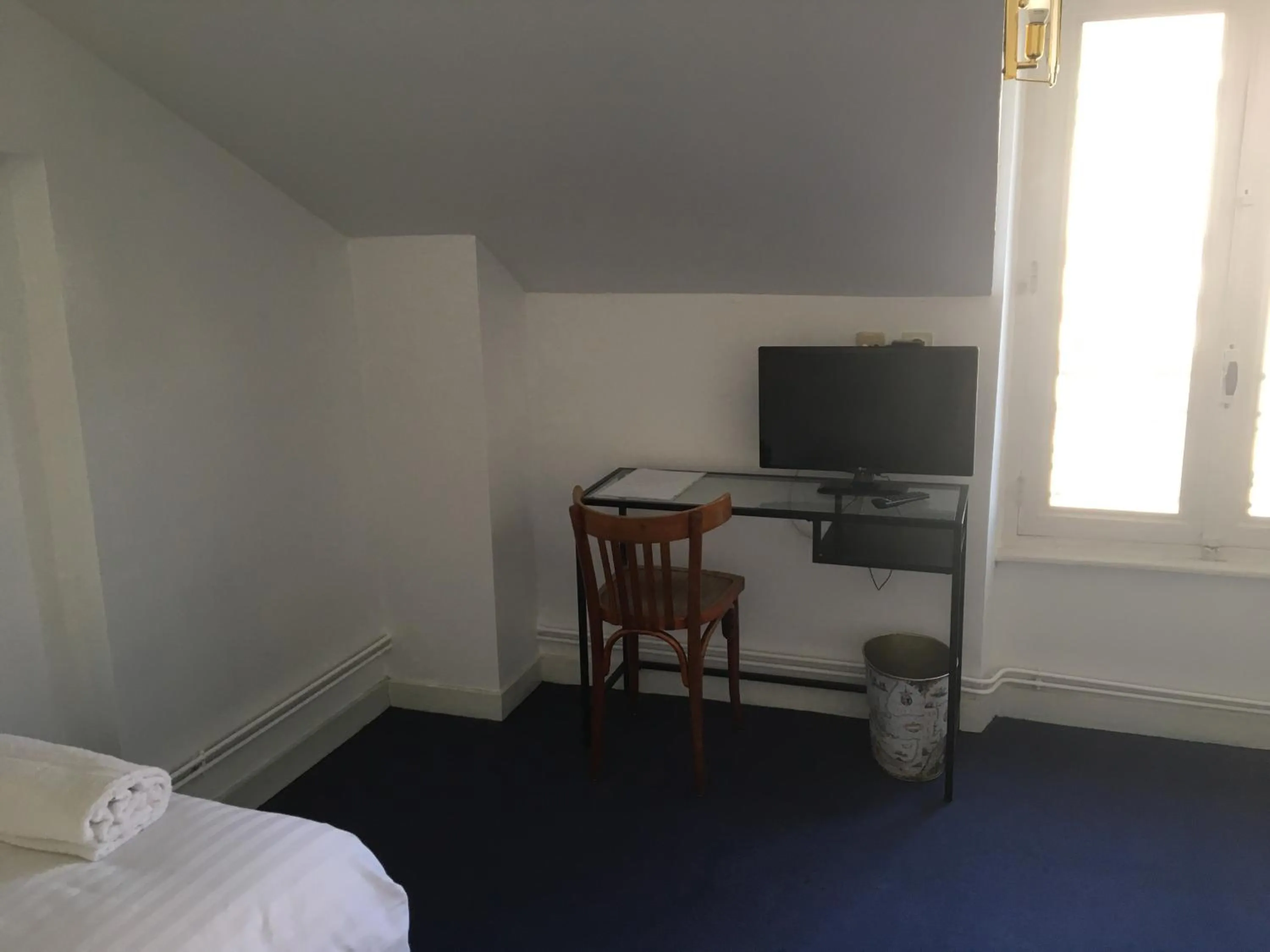 Bedroom, Bed in The Old Hotel Ravel Centre