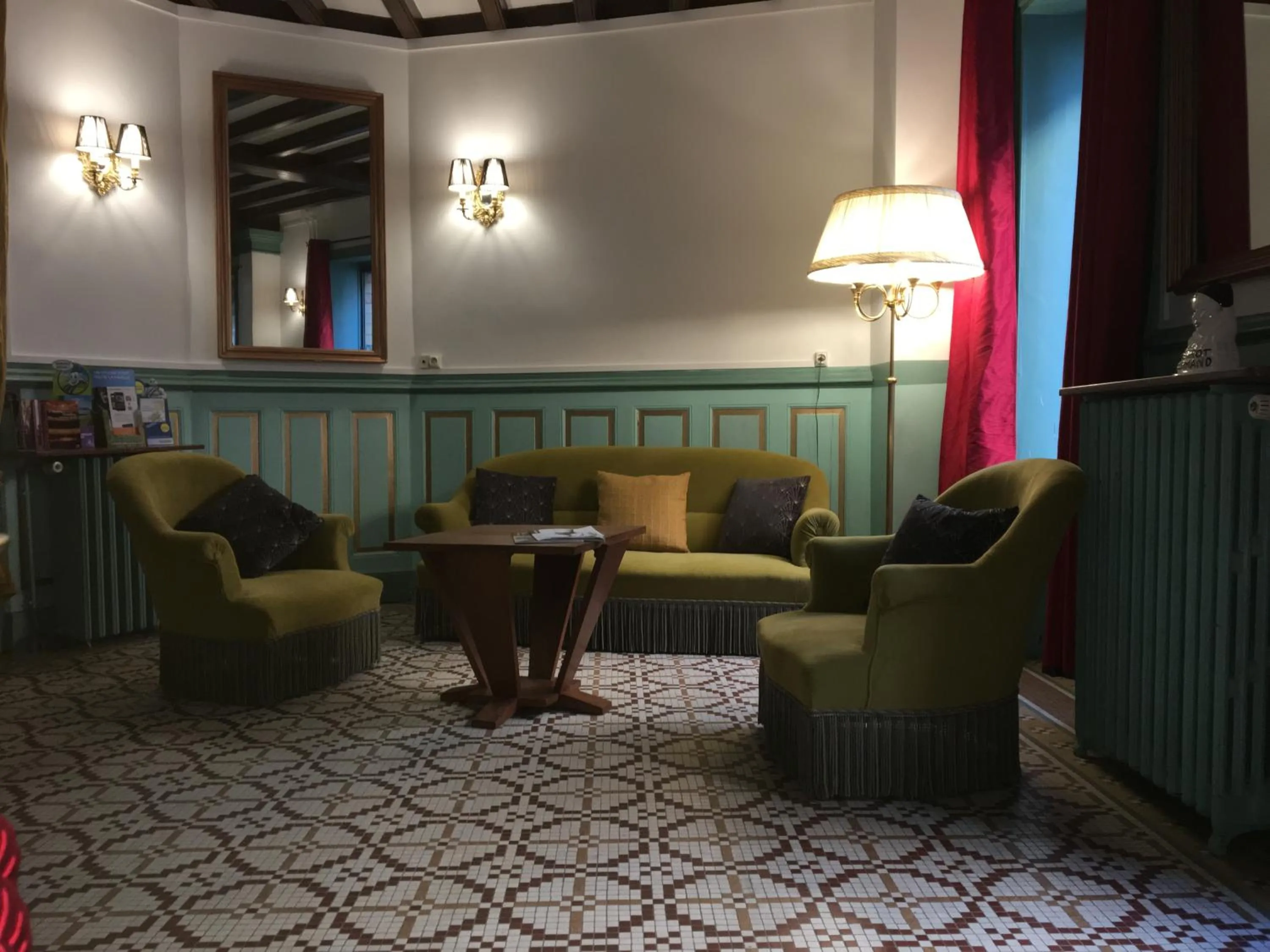 Lobby or reception in The Old Hotel Ravel Centre