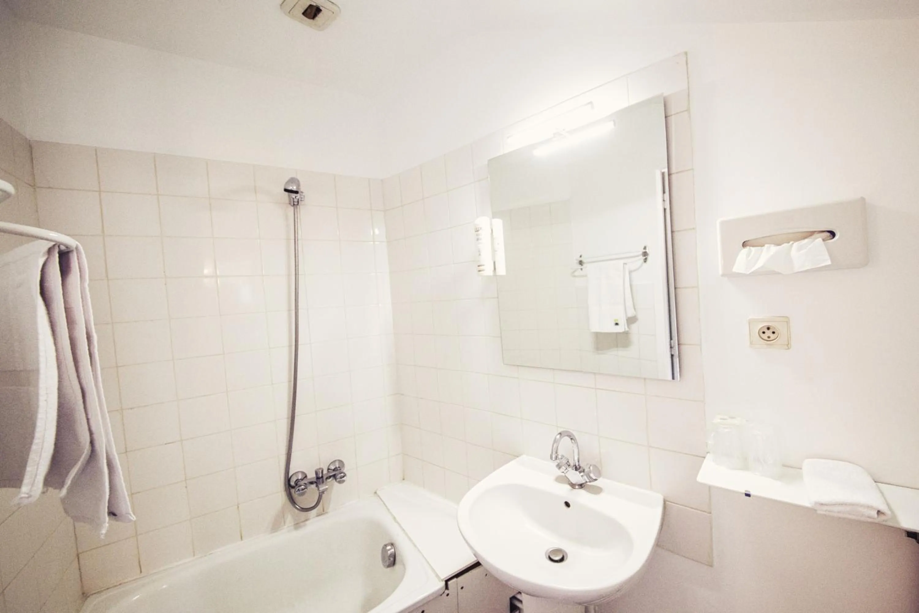 Bathroom in The Old Hotel Ravel Centre