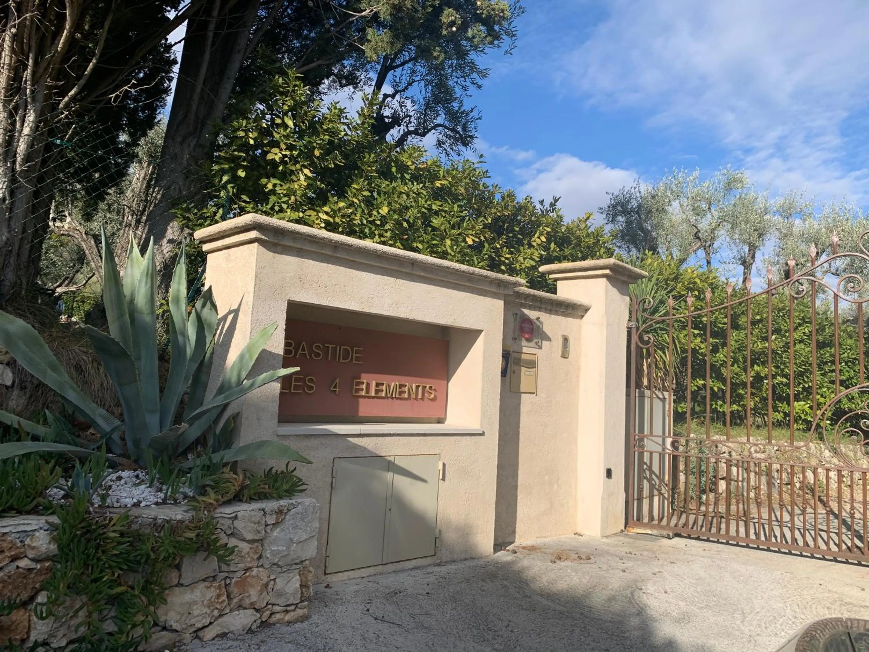 Facade/entrance in Les 4 éléments