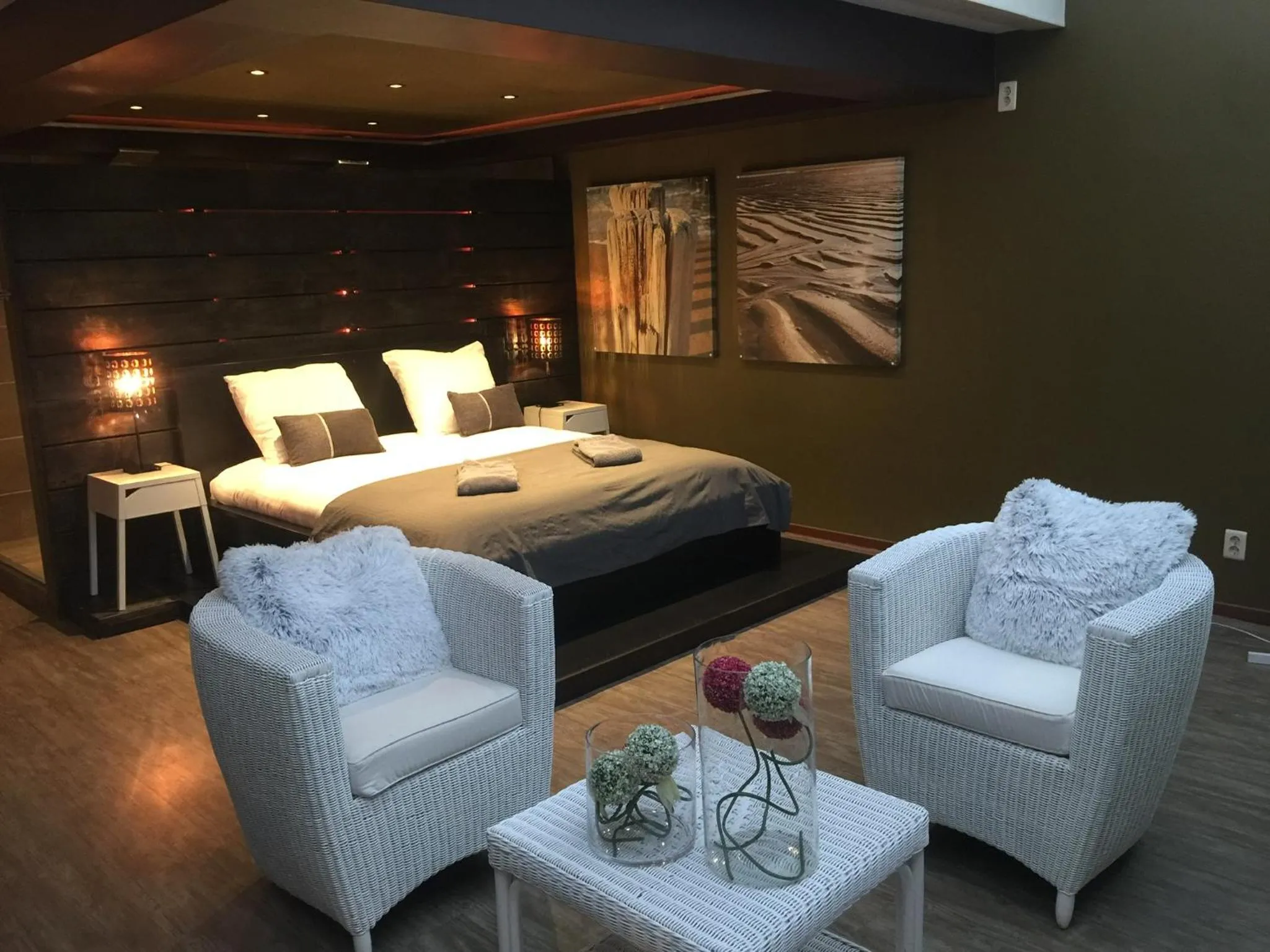 Photo of the whole room, Bed in Suite & Wellness