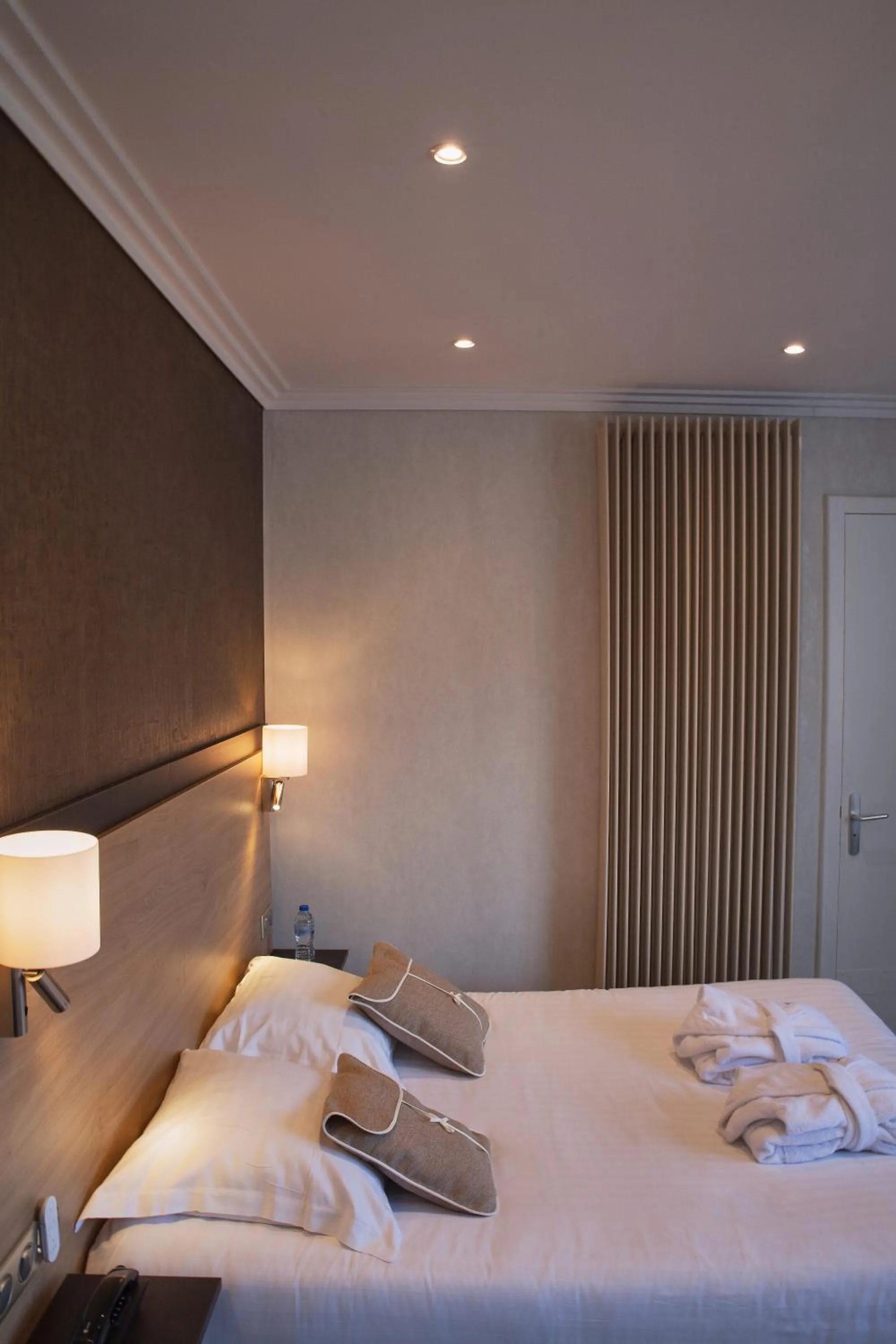 Bed in Hôtel Beau Rivage