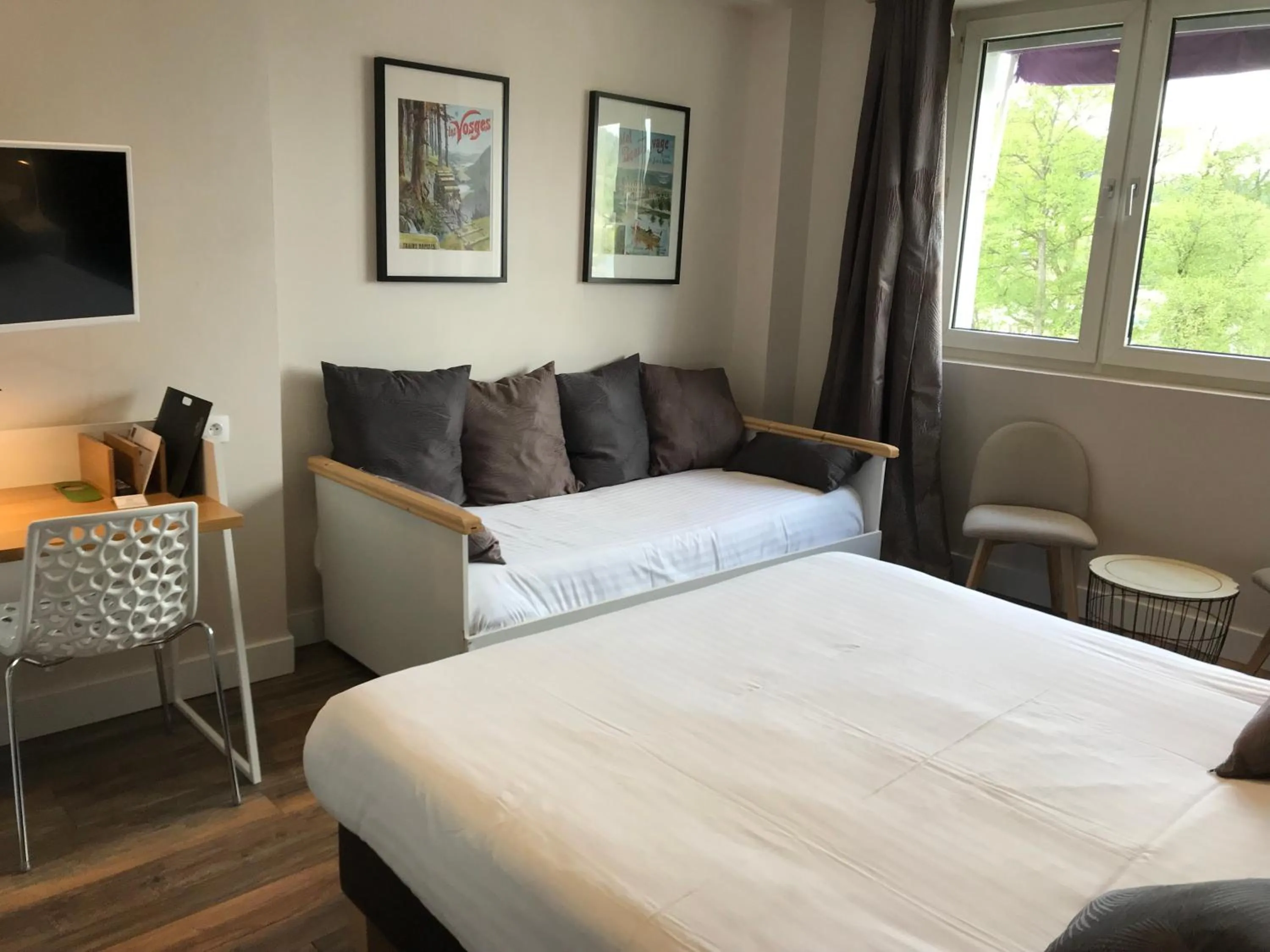 Lake view, Bed in Hôtel Beau Rivage