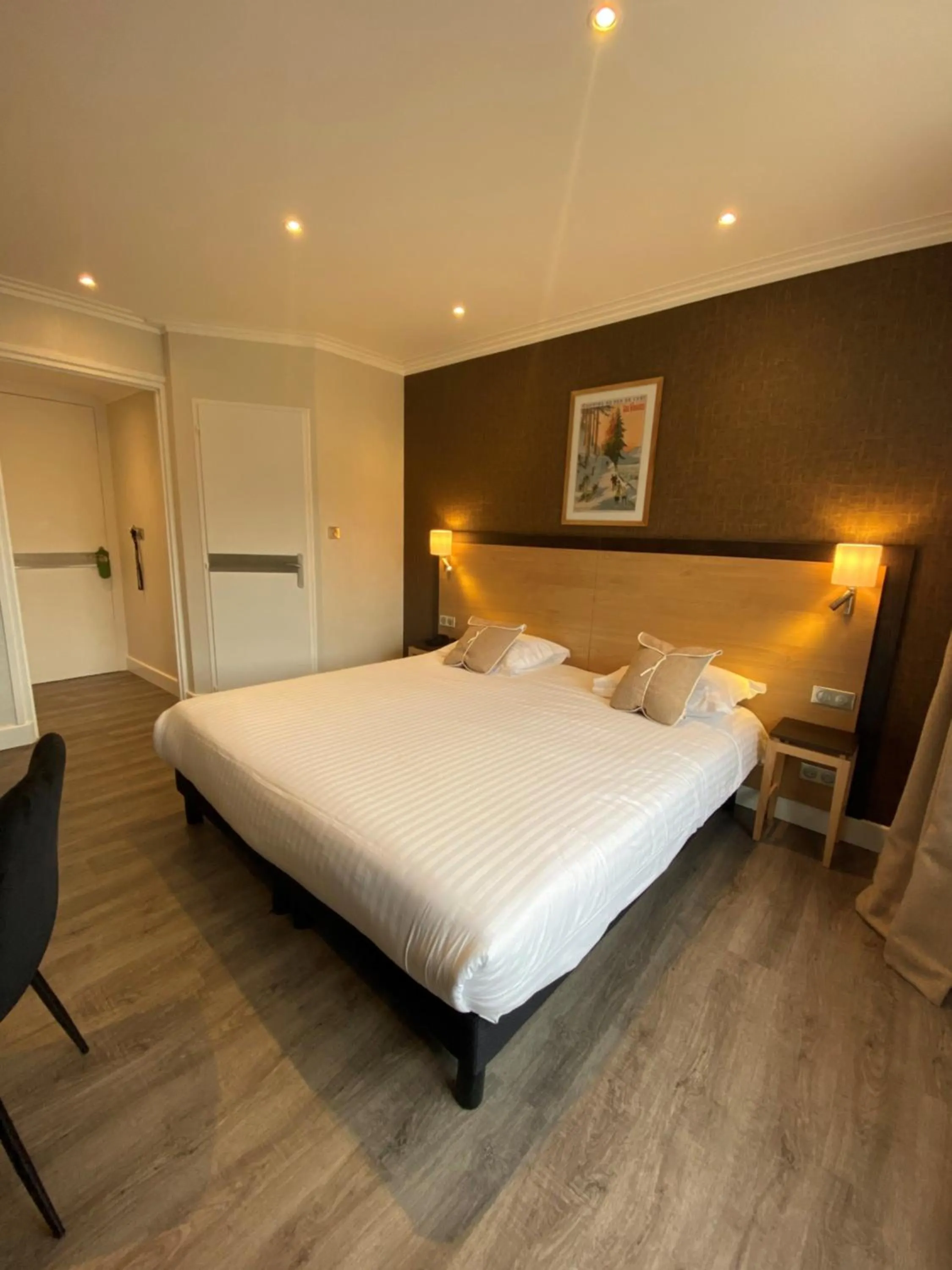 Bedroom, Bed in Hôtel Beau Rivage