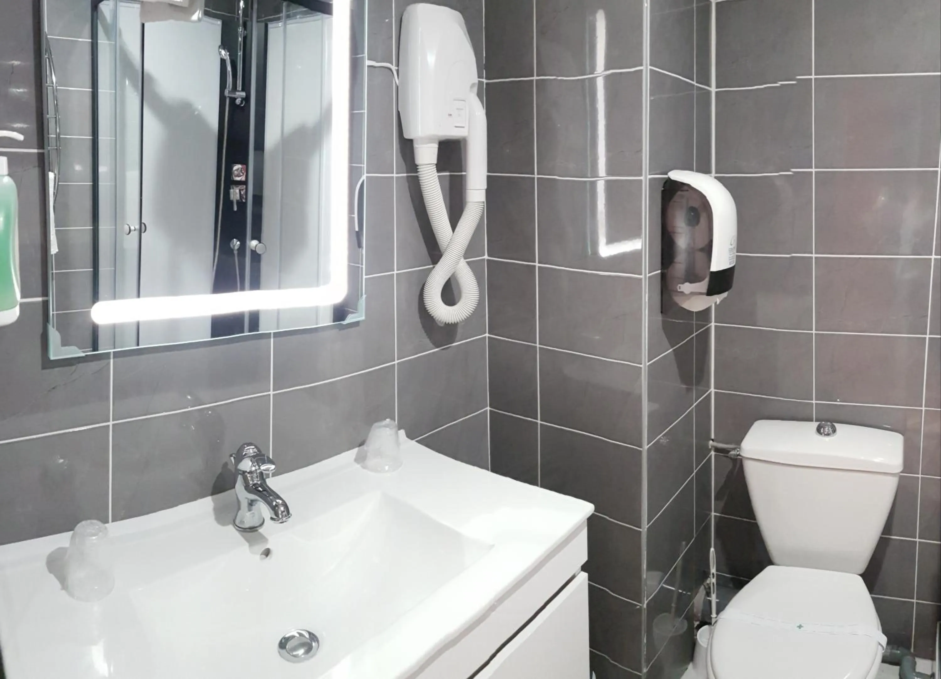 Shower in Hôtel La Bérangère