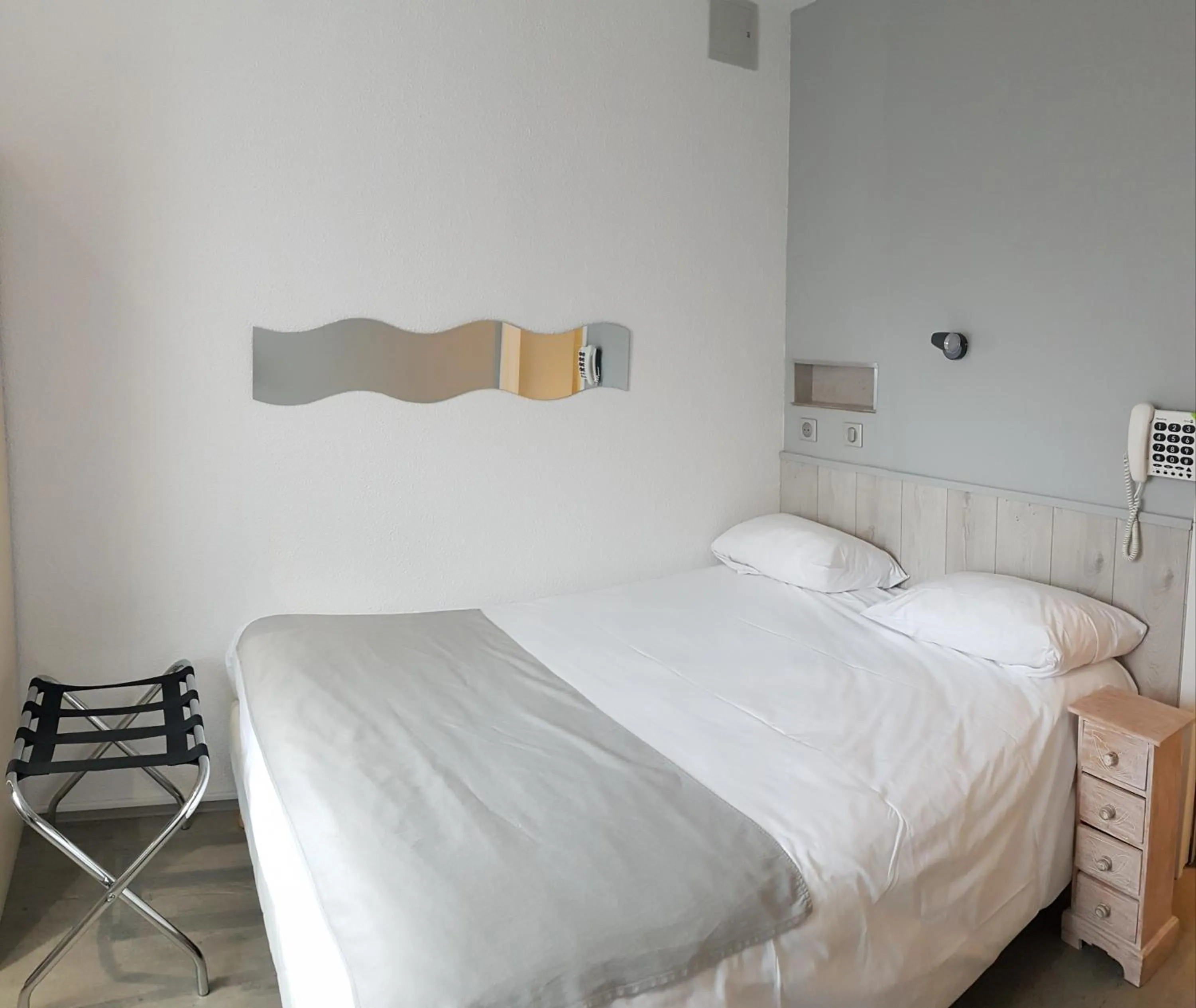 Shower, Bed in Hôtel La Bérangère