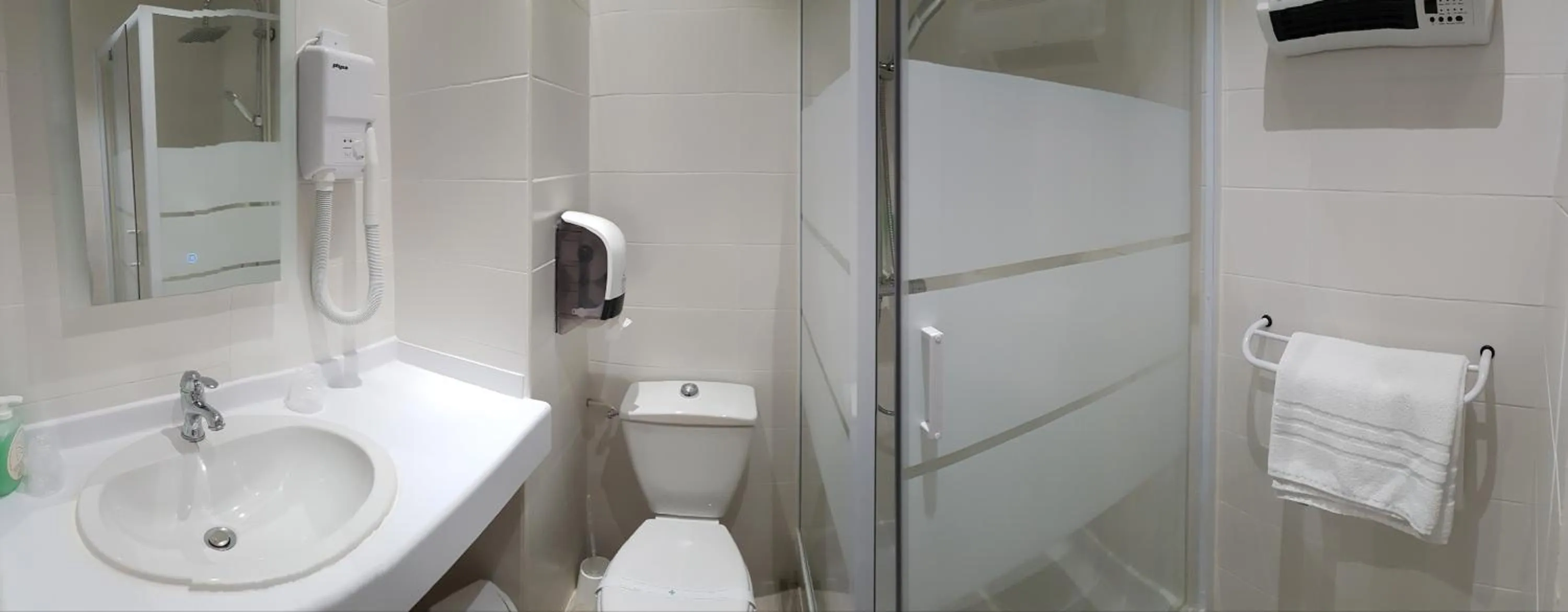 Shower in Hôtel La Bérangère