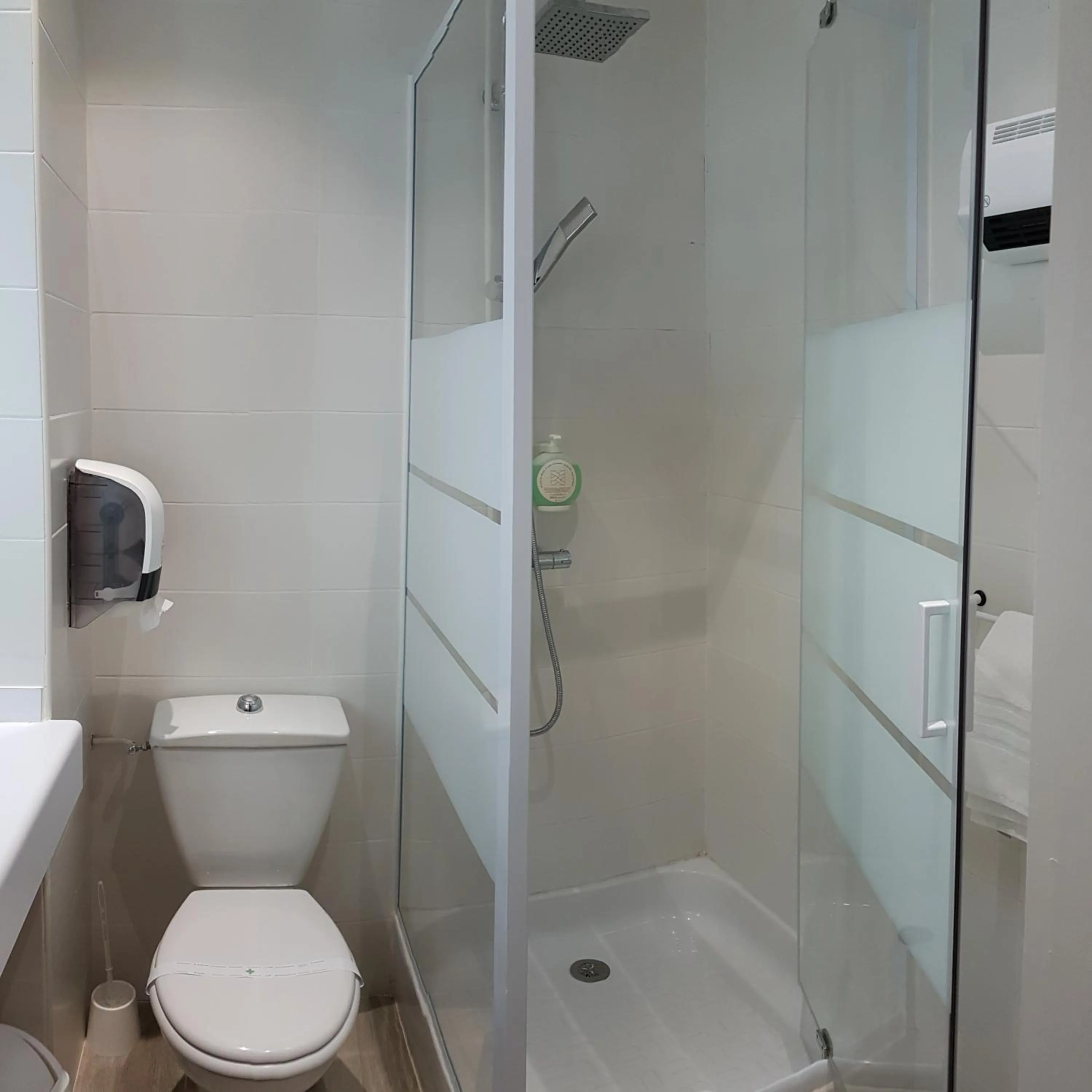 Shower in Hôtel La Bérangère