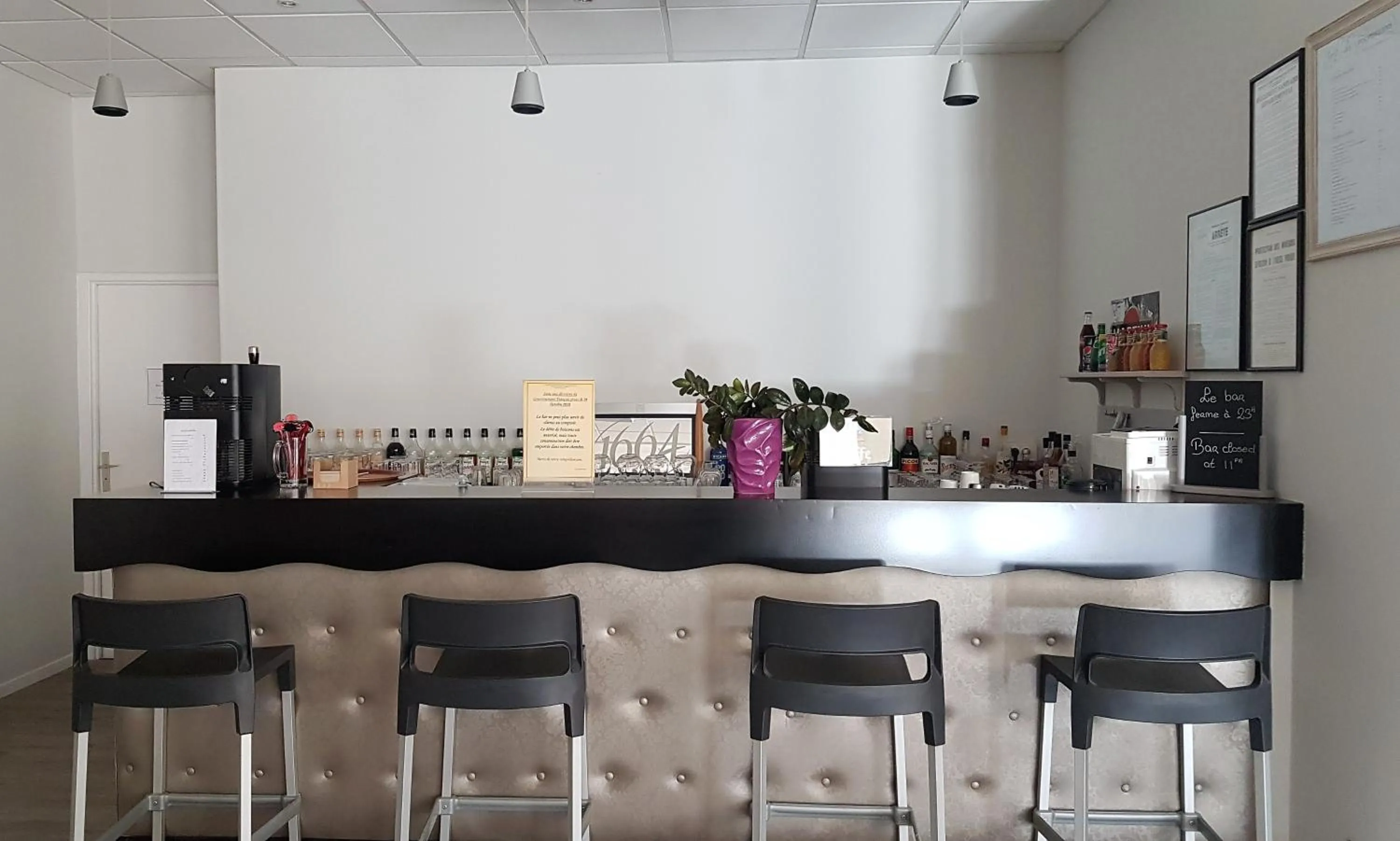 Lounge or bar in Hôtel La Bérangère