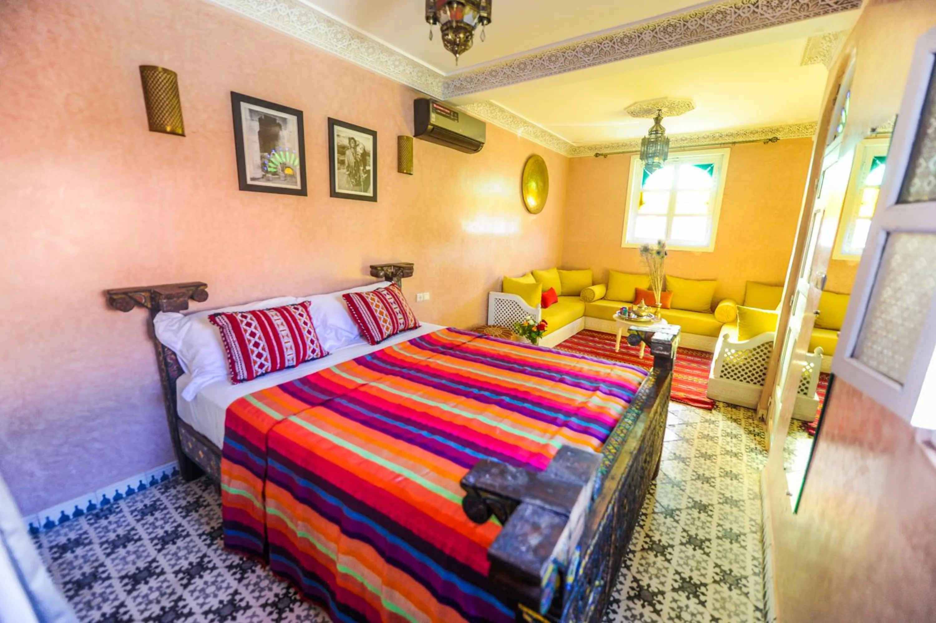 Photo of the whole room, Bed in Riad Milouda