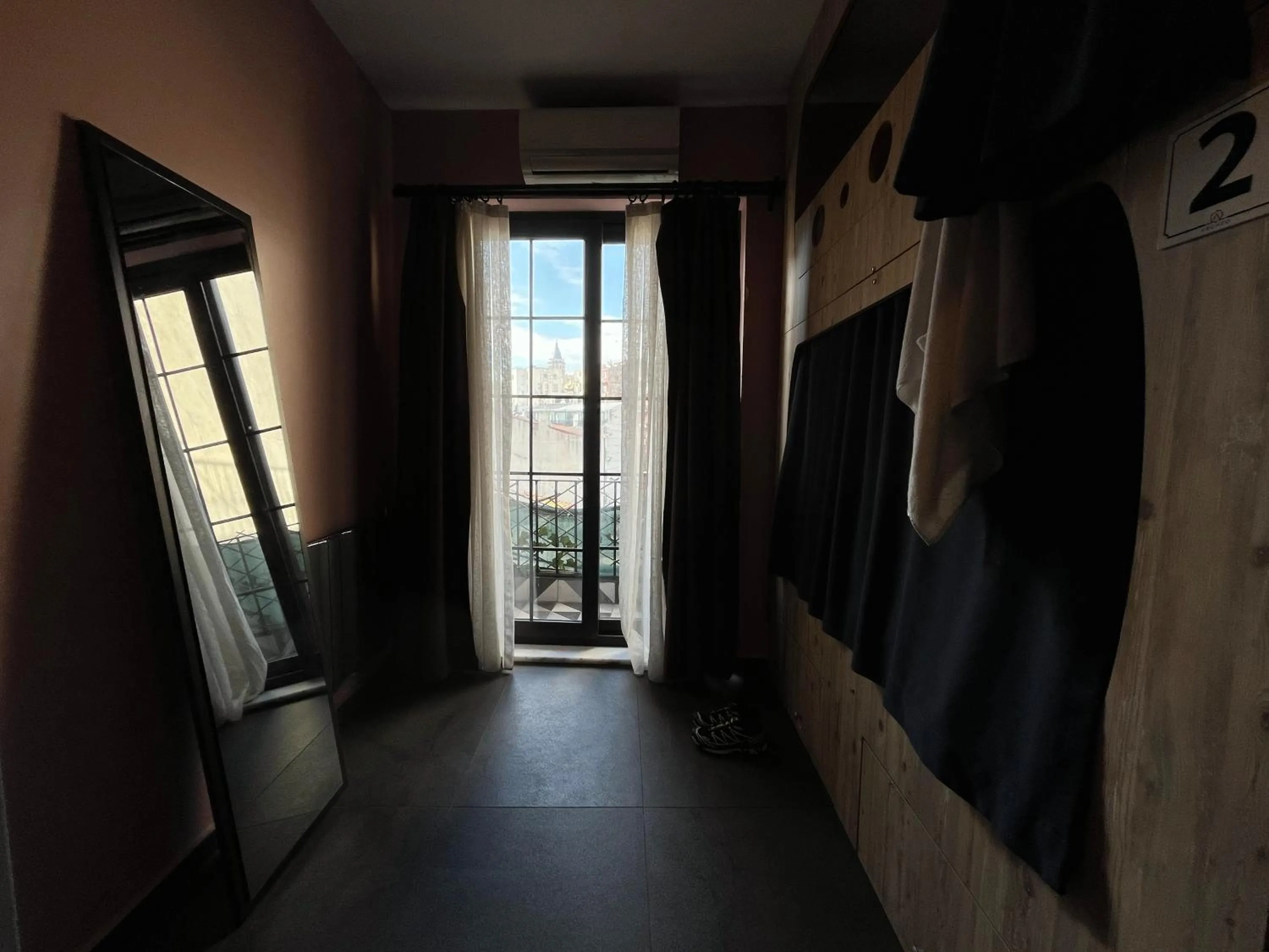 Photo of the whole room in Archeo