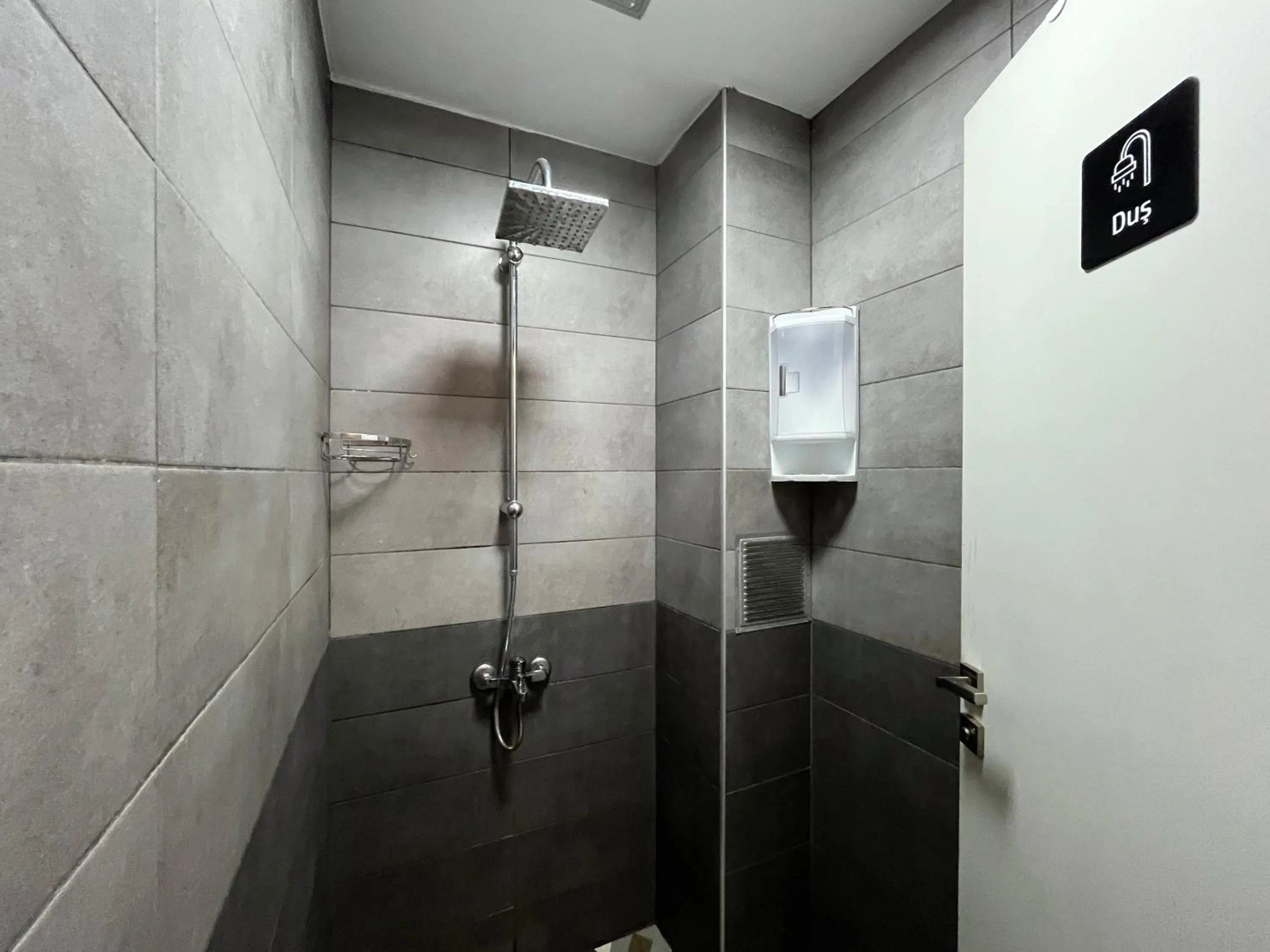Shower in Archeo
