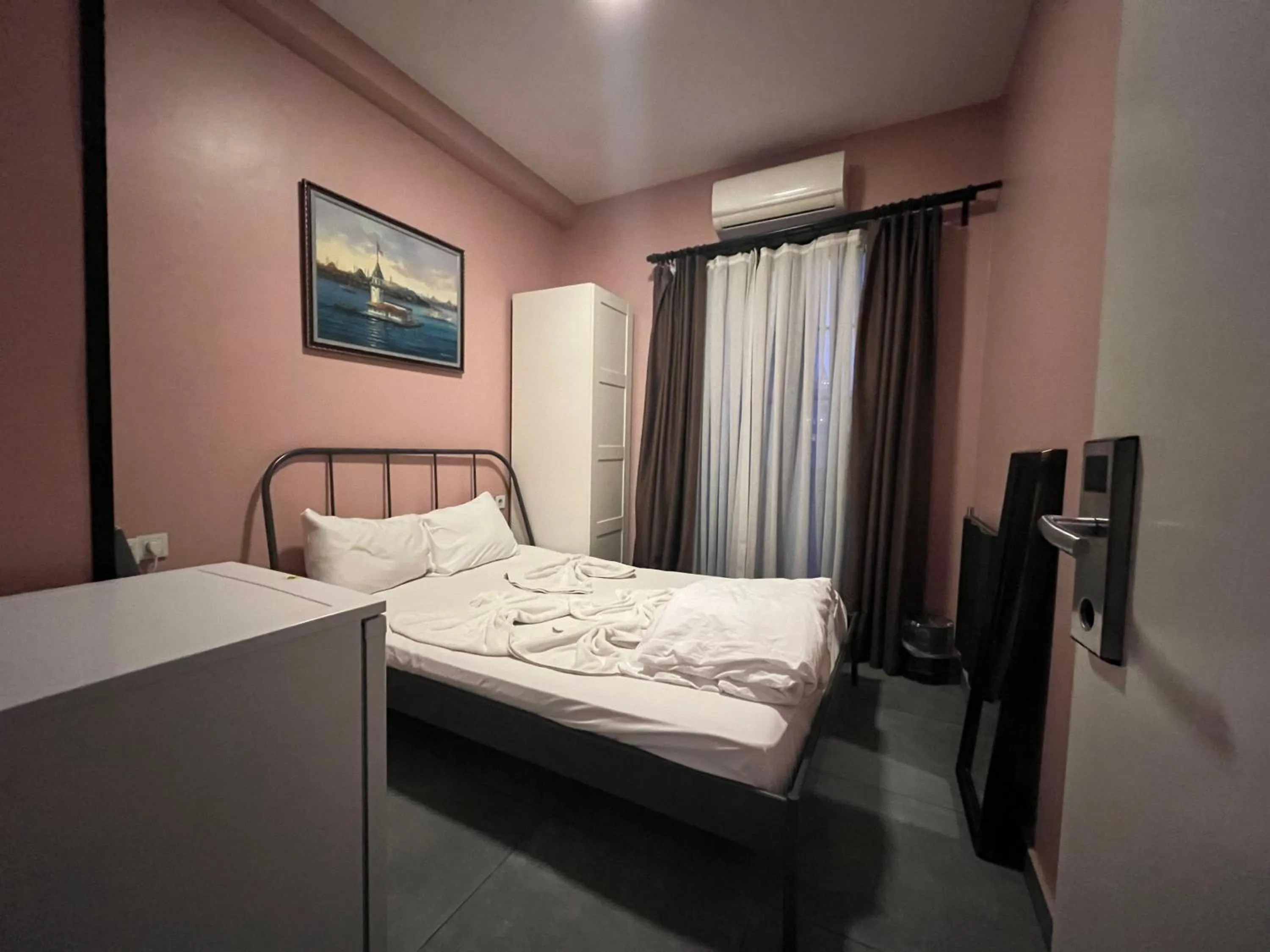 Photo of the whole room, Bed in Archeo