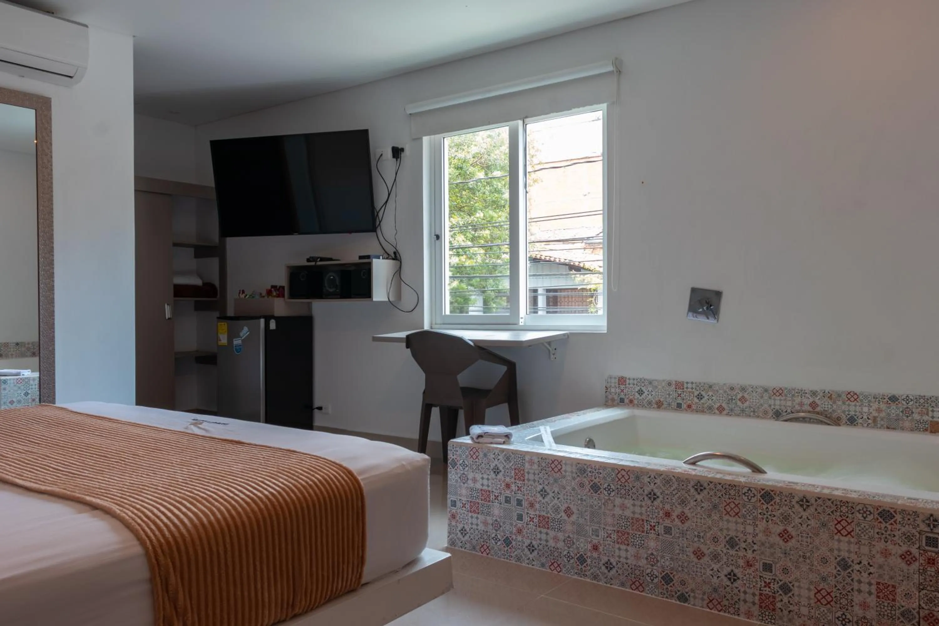 Hot Tub, Bed in Infinity Hotel