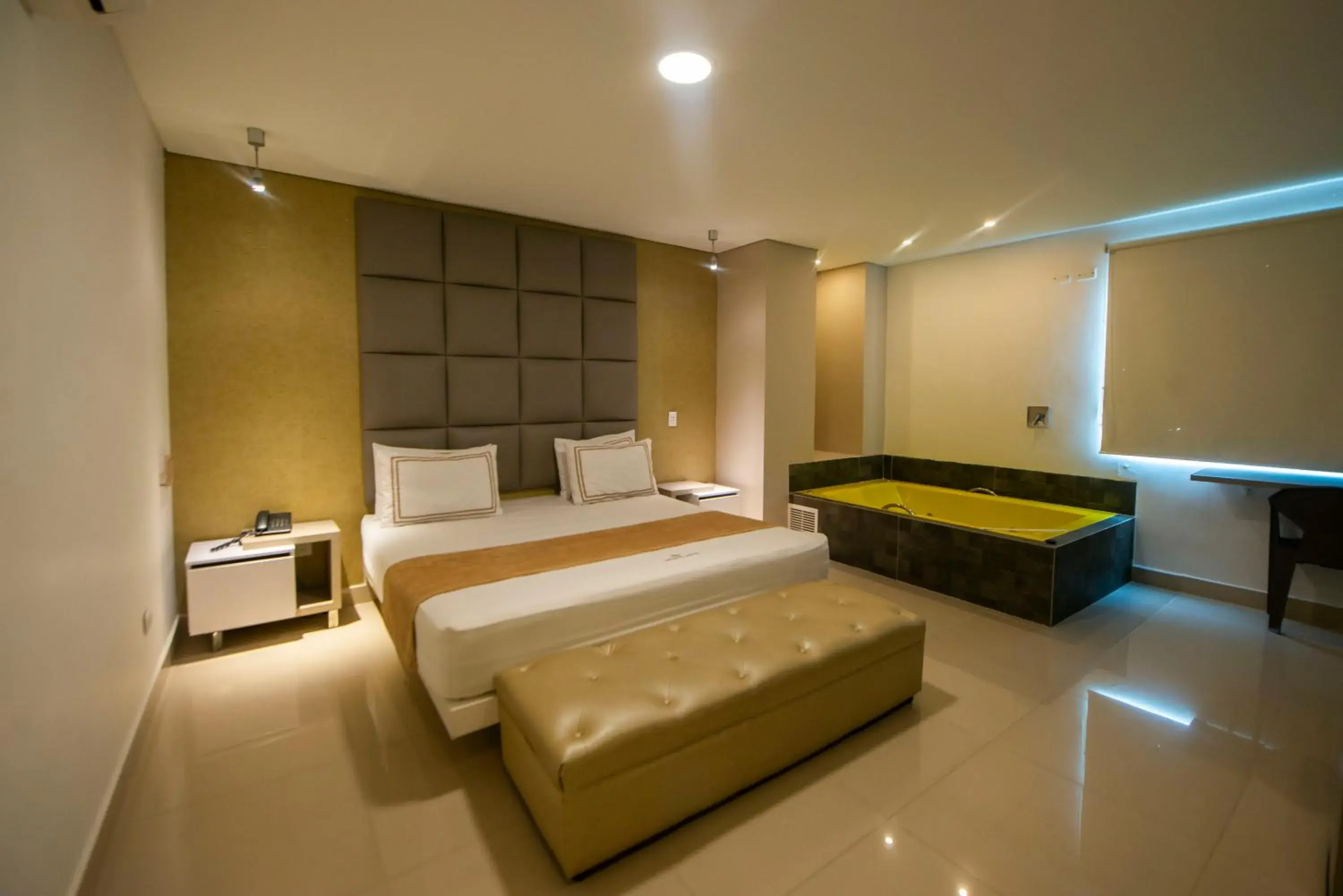 Bath, Bed in Infinity Hotel Bath, Bed in Infinity Hotel