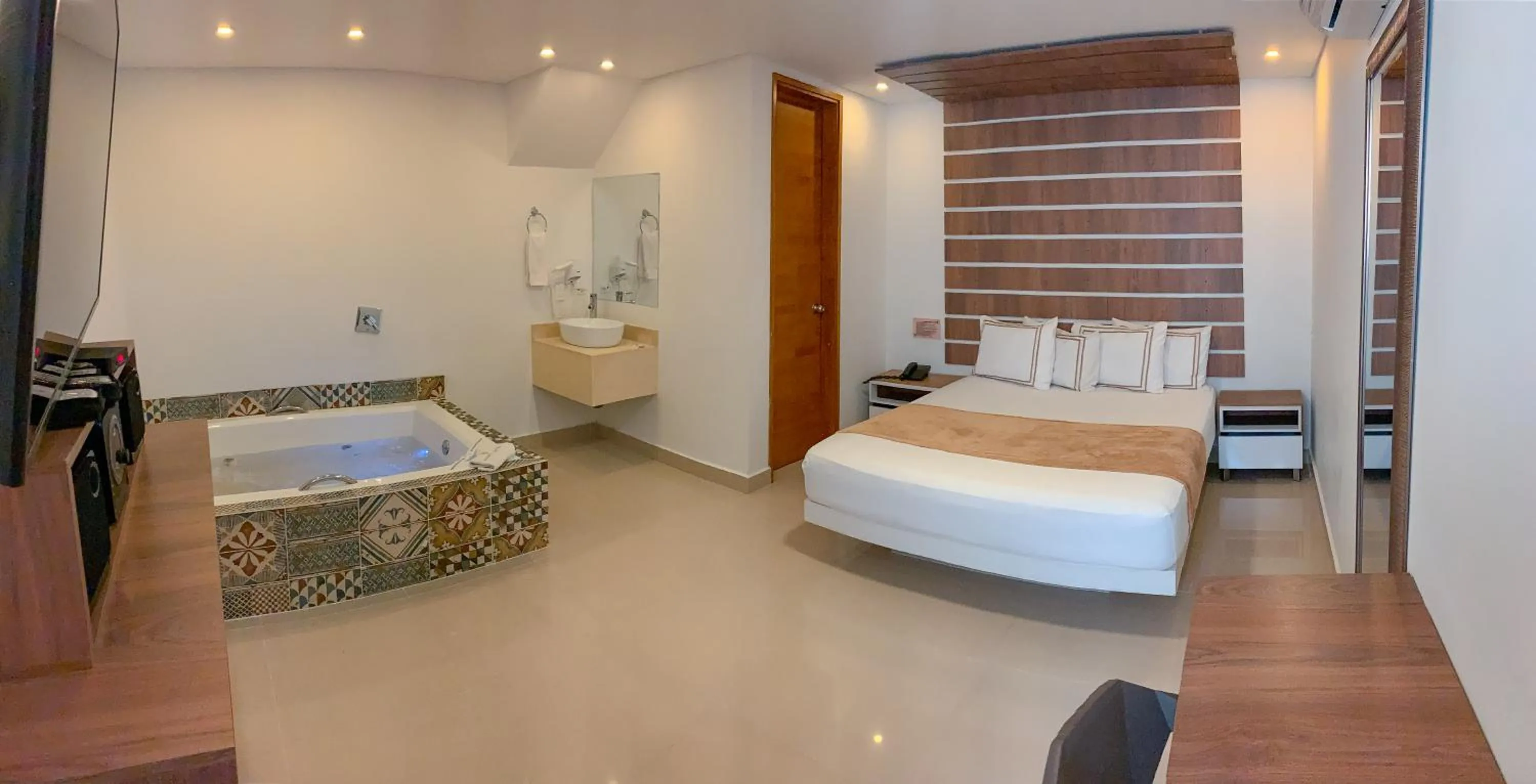 Hot Tub, Bed in Infinity Hotel