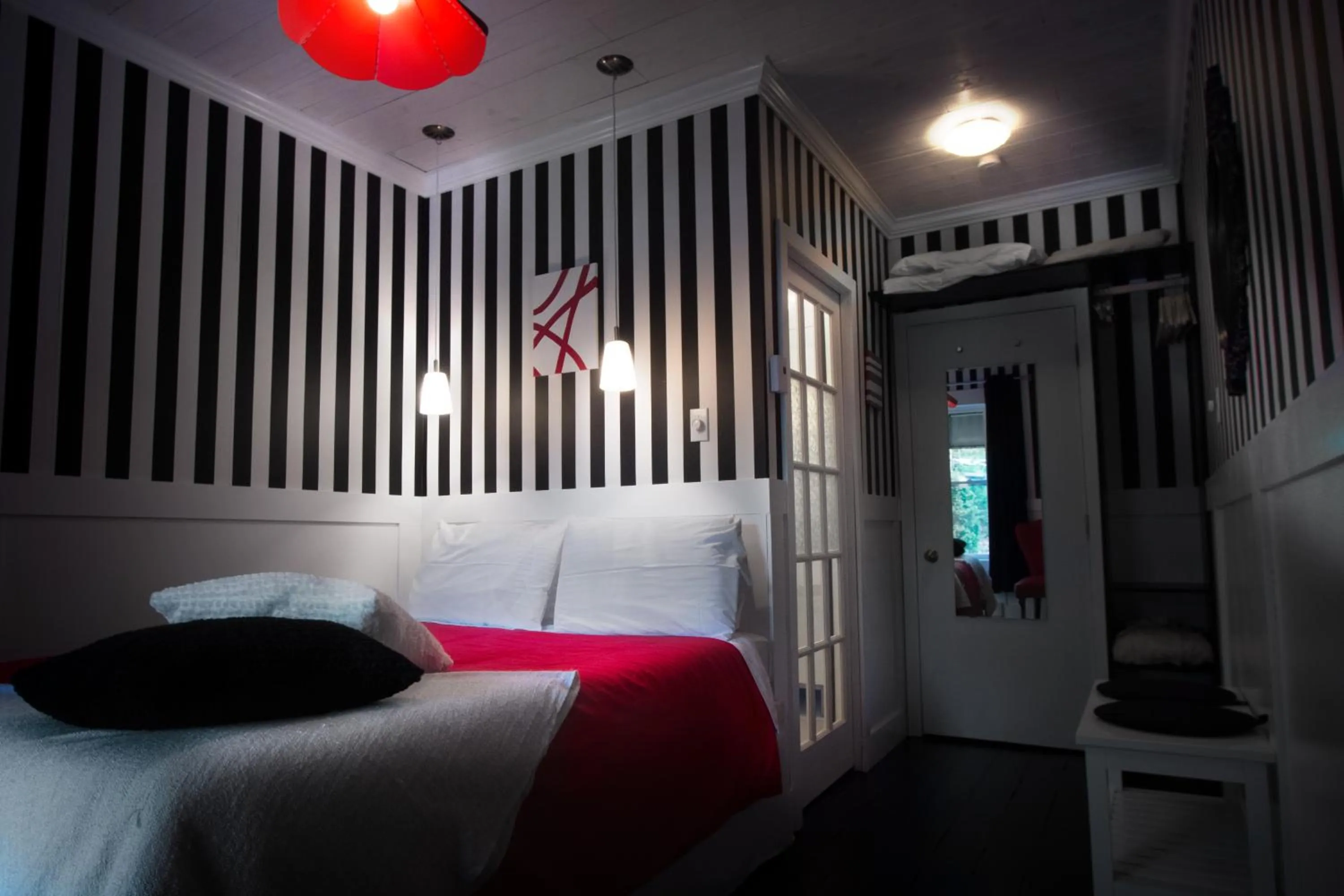 Photo of the whole room, Bed in Manoir du Lac Sept-Îles