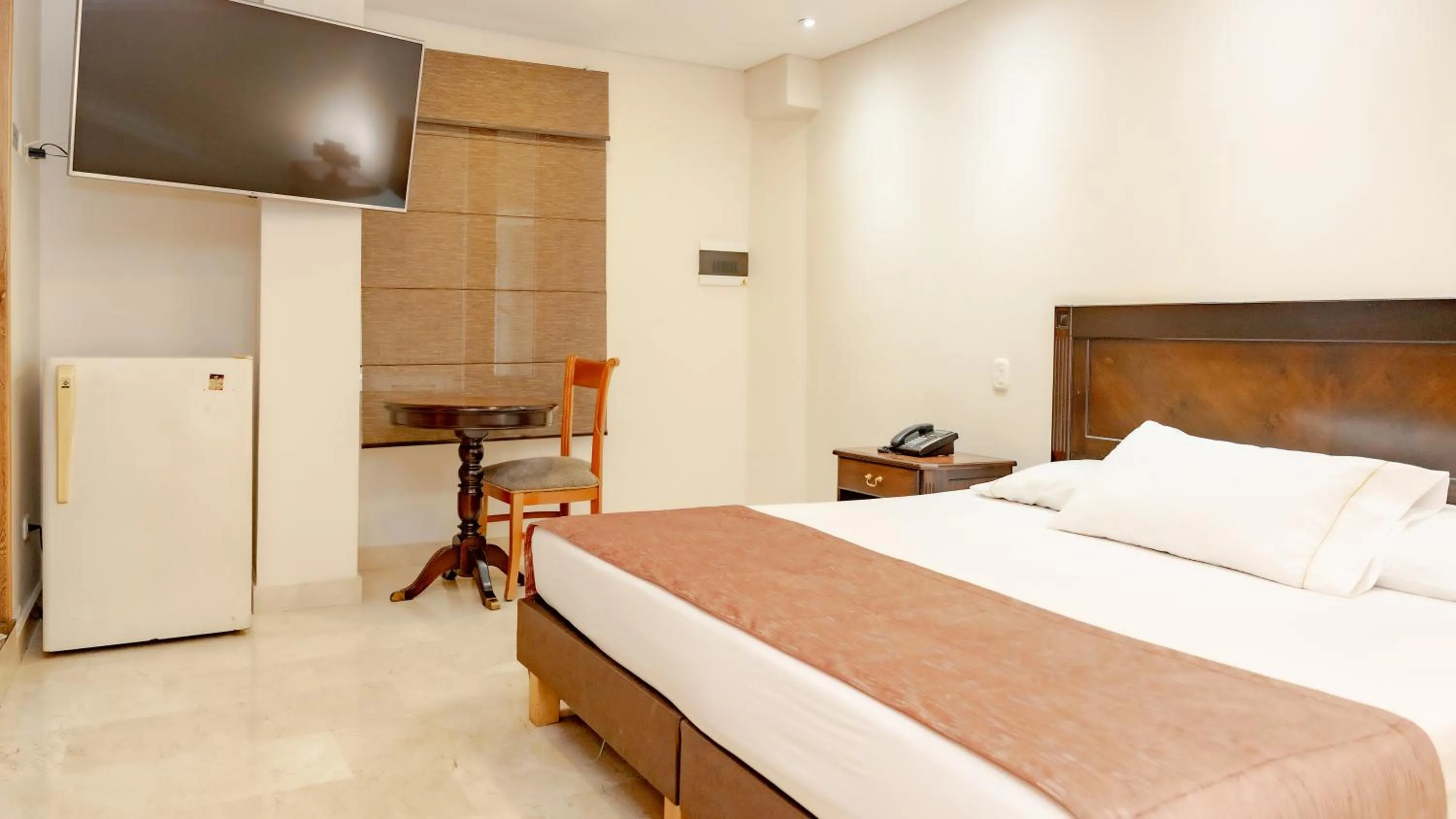 Shower, Bed in Hotel San Pedro del Fuerte