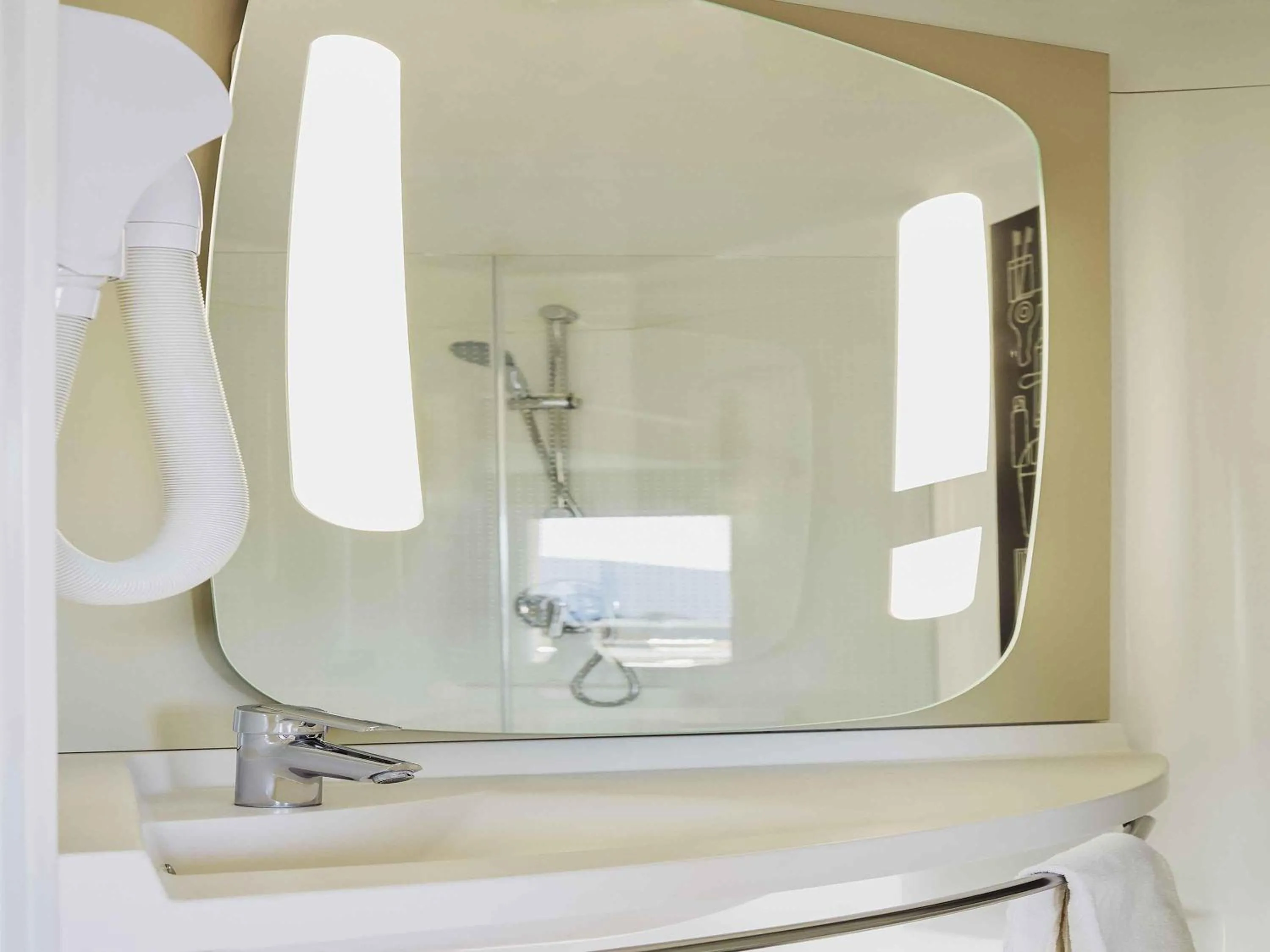 Bedroom in ibis La Ciotat