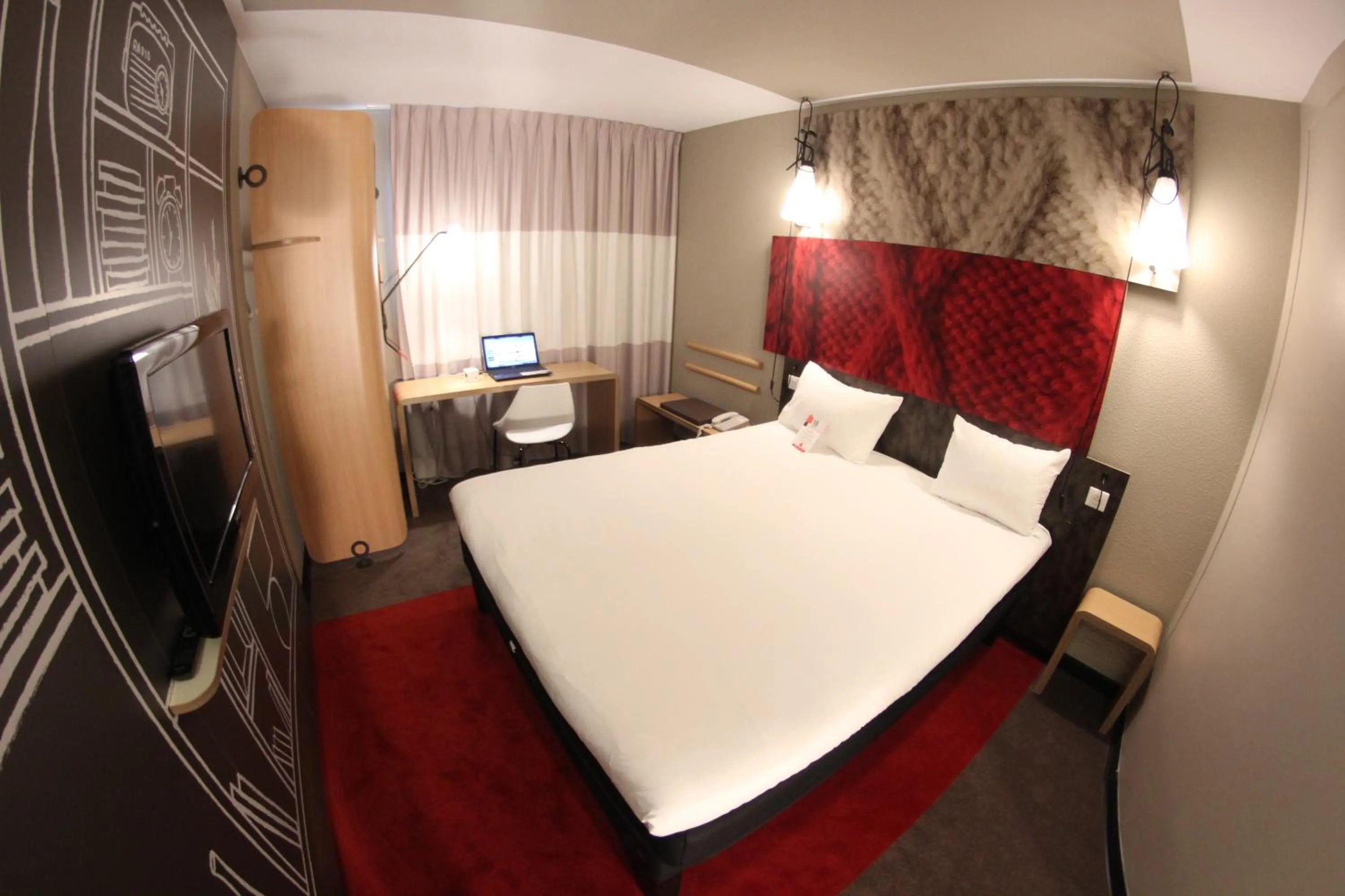 Photo of the whole room, Bed in ibis La Ciotat