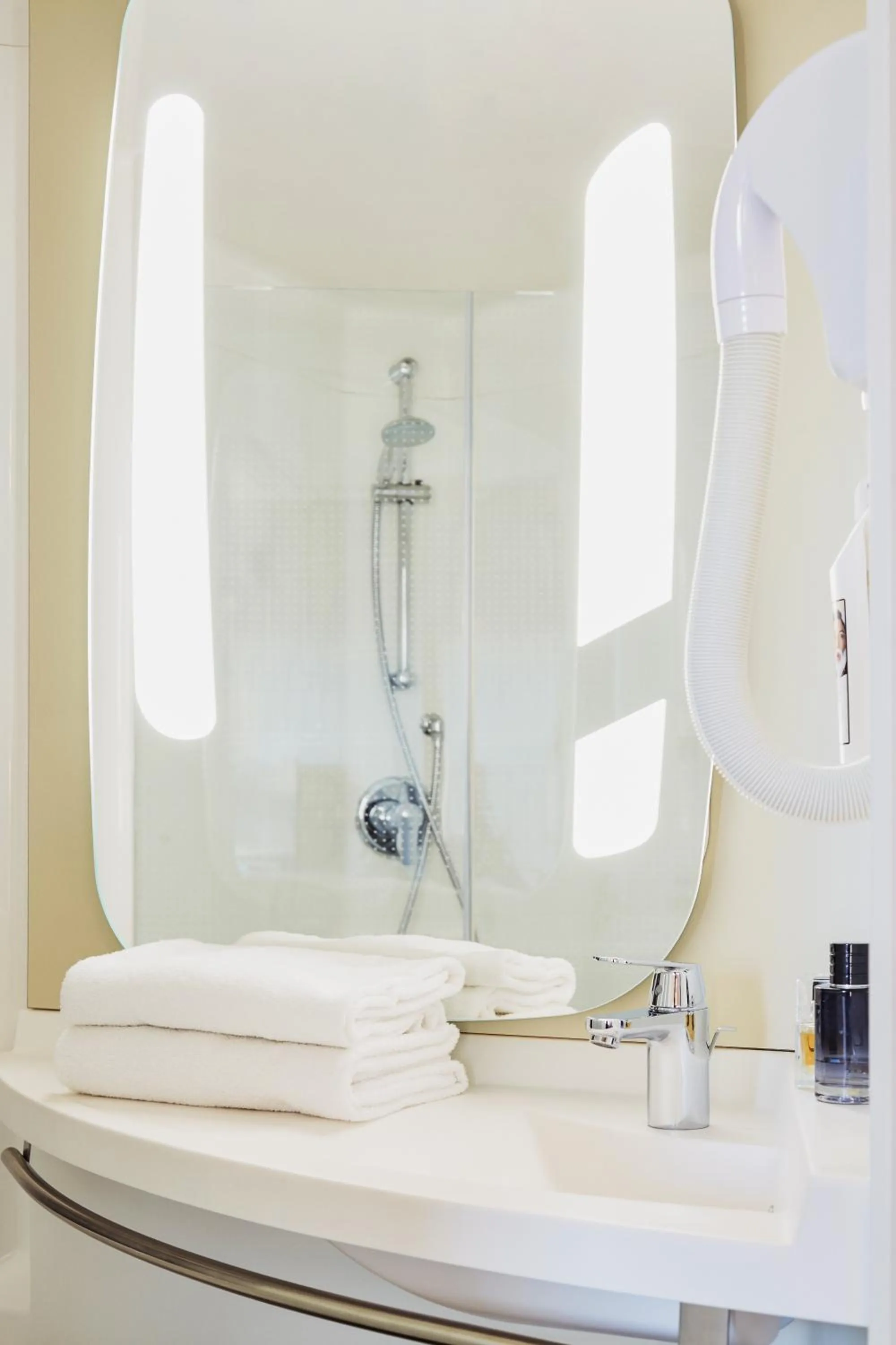 Shower in ibis La Ciotat