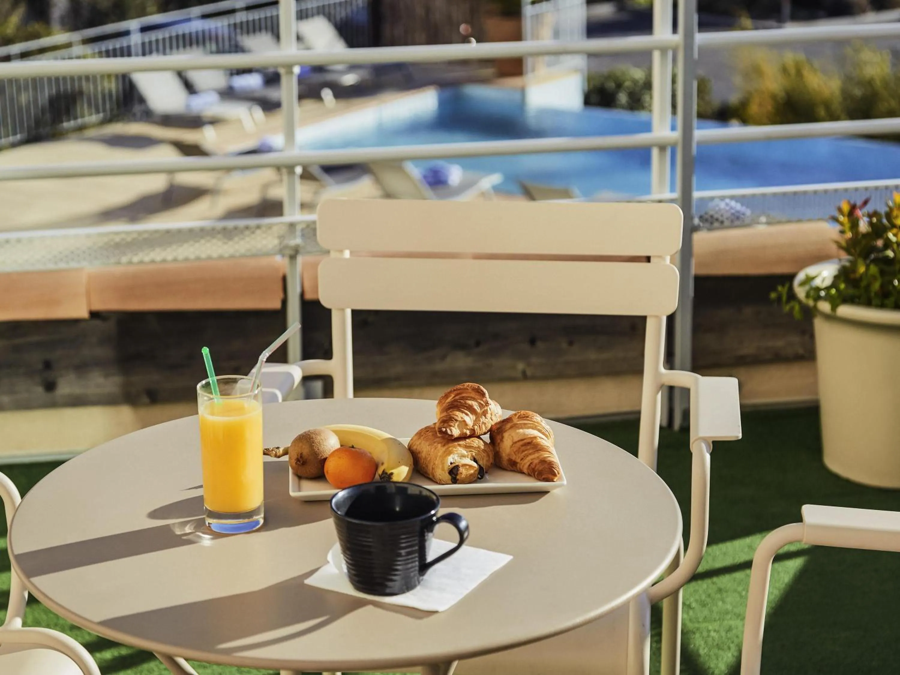 Photo of the whole room in ibis La Ciotat