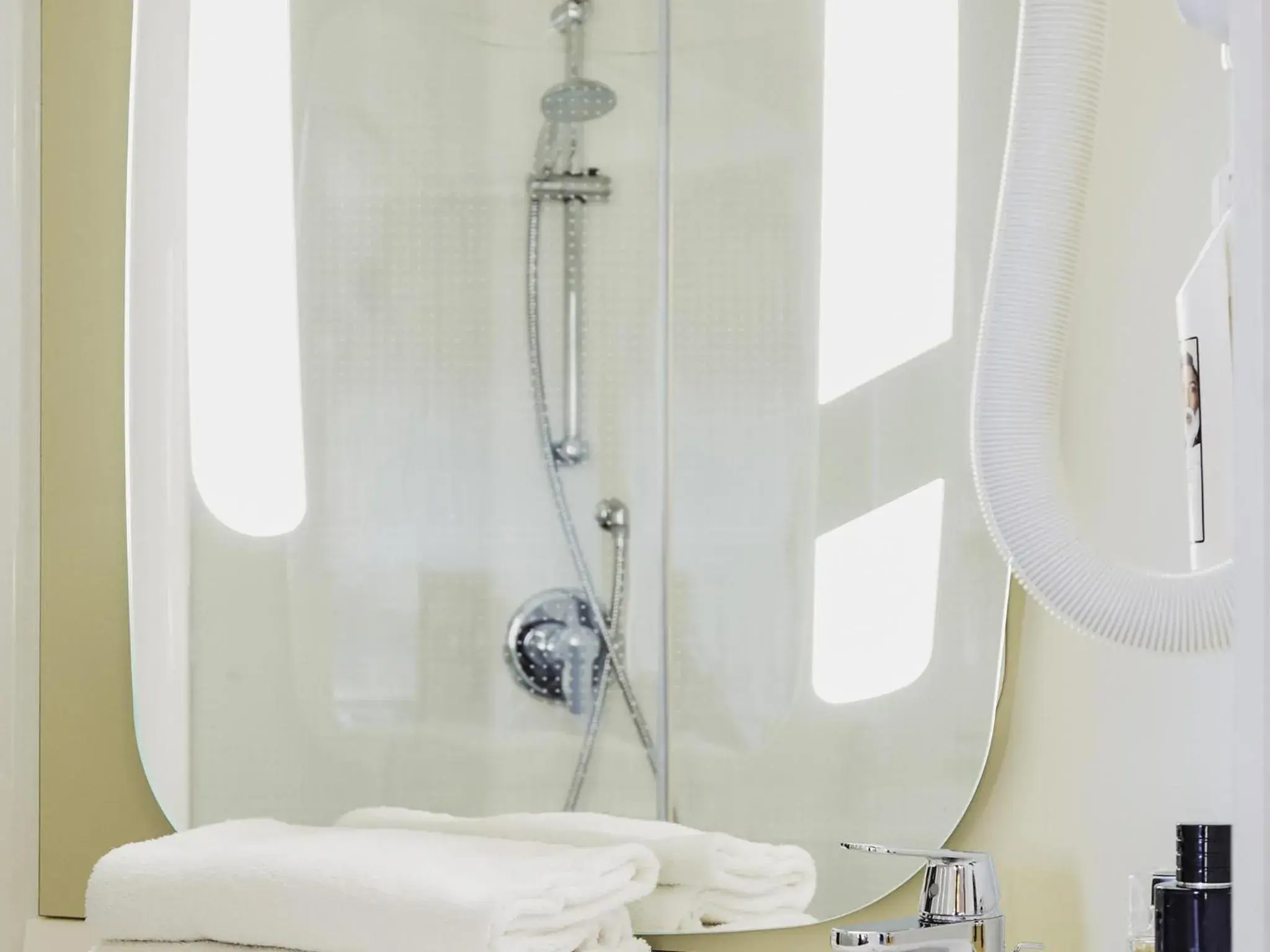 Bedroom in ibis La Ciotat Bedroom in ibis La Ciotat