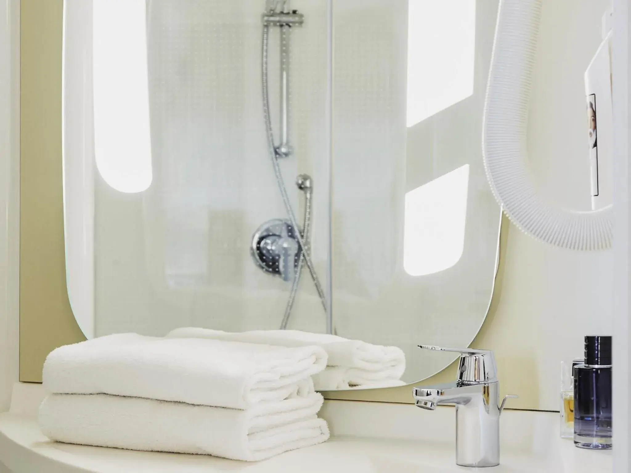 Bedroom in ibis La Ciotat Bedroom in ibis La Ciotat