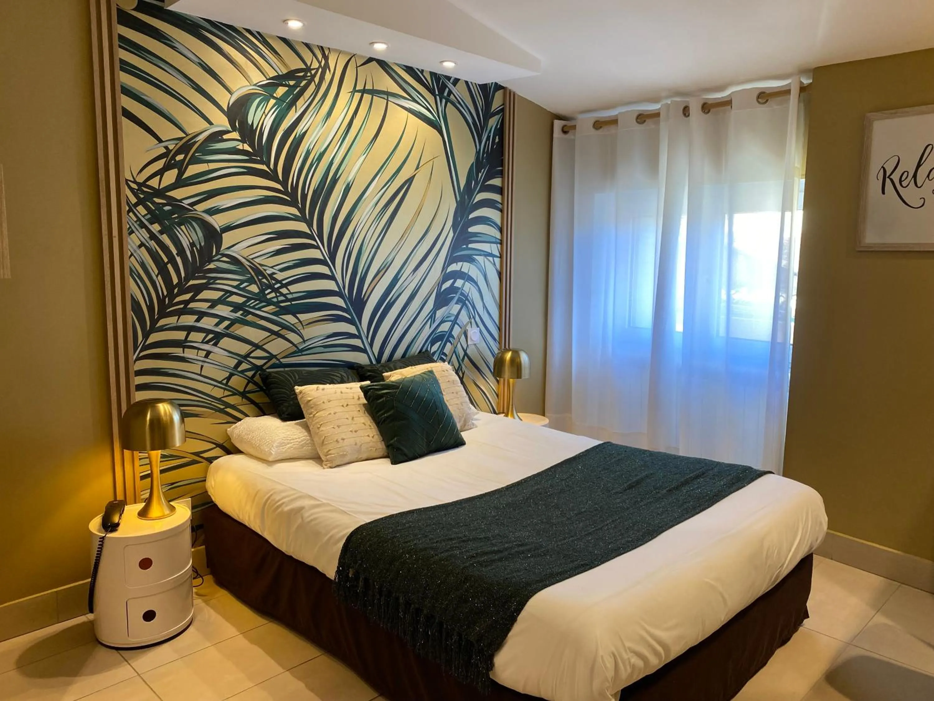 Bed in Logis Hôtel Le Glacier