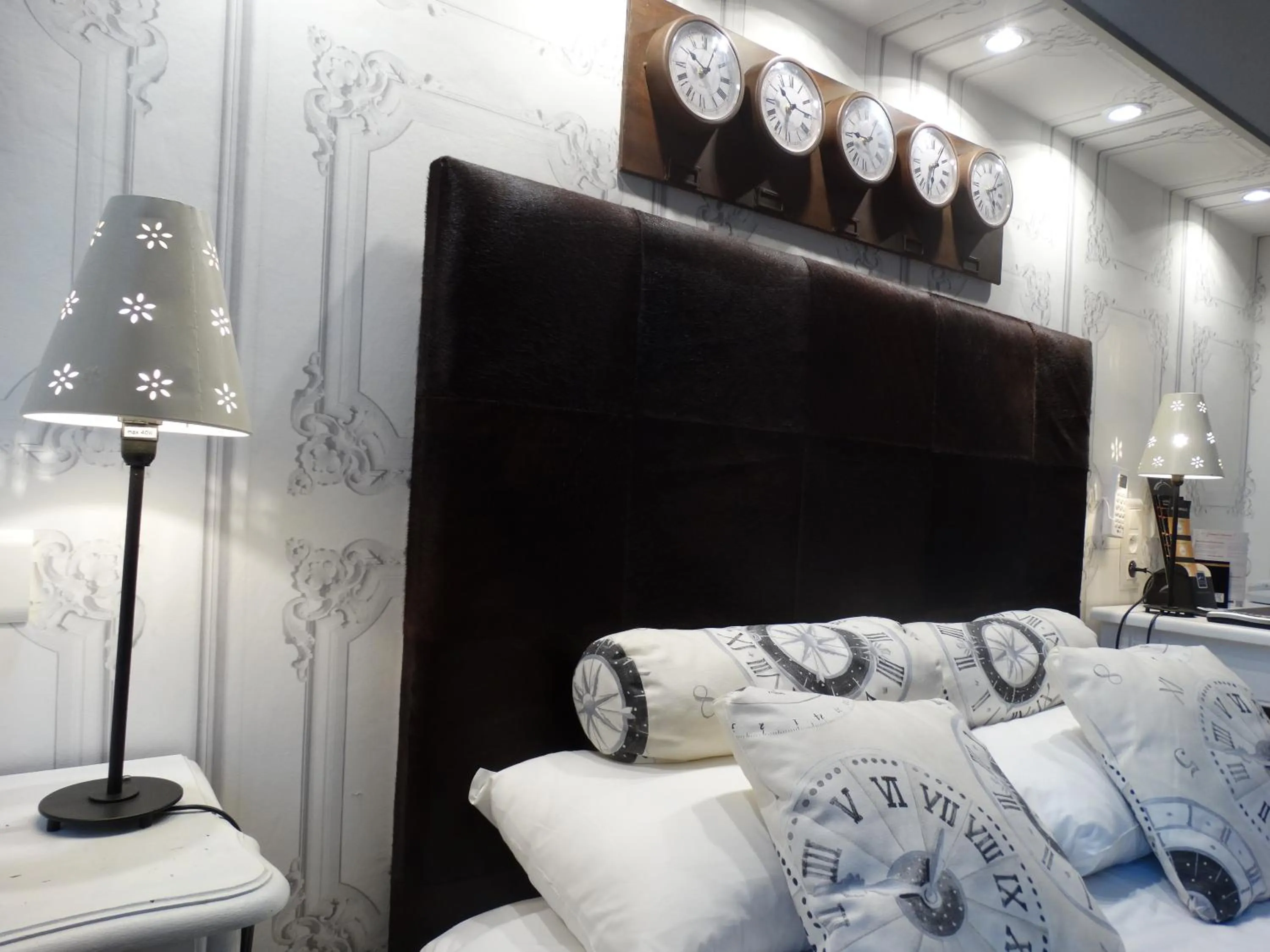 Bed in Logis Hôtel Le Glacier