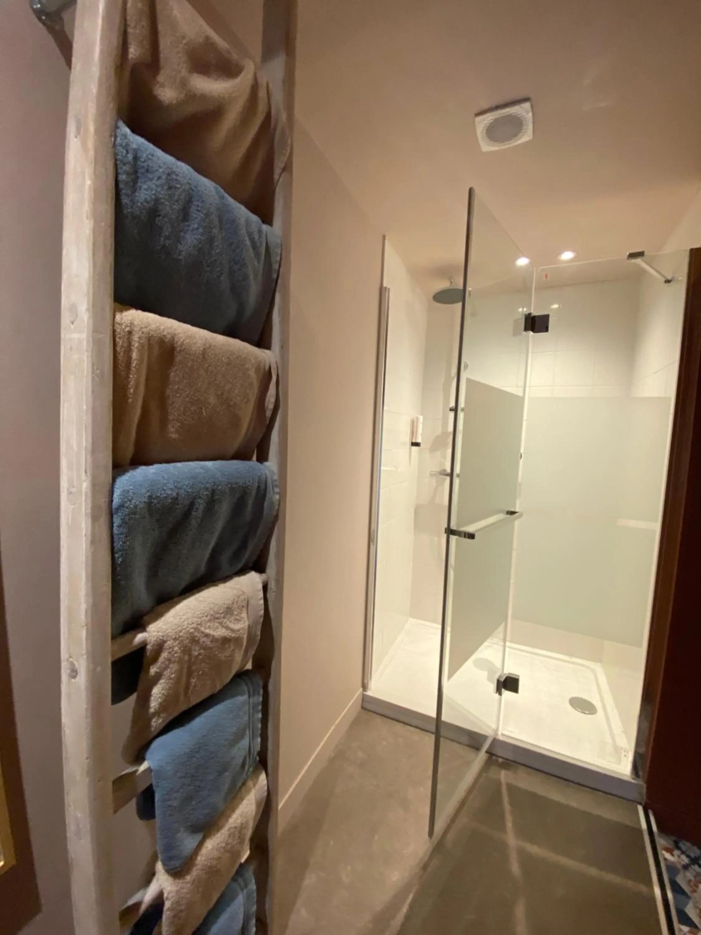 Shower in Logis Hôtel Le Glacier