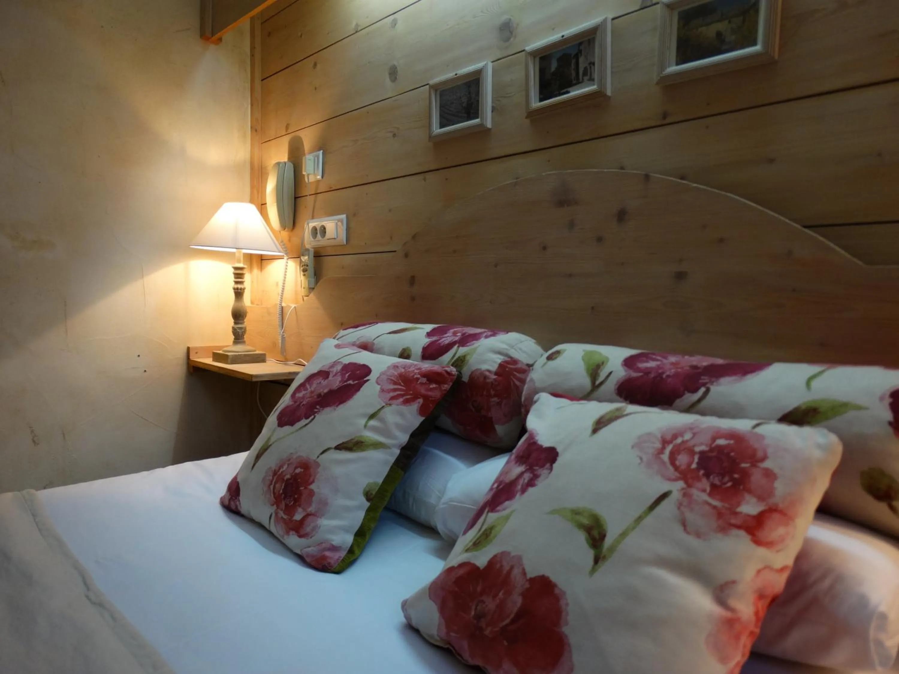 Decorative detail, Bed in Logis Hôtel Le Glacier