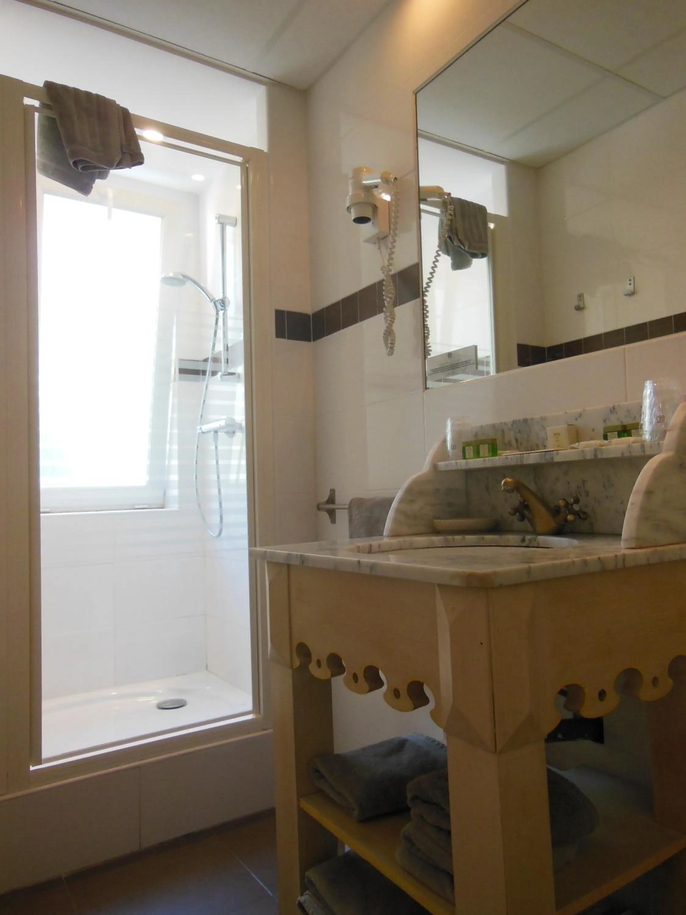 Bathroom in Logis Hôtel Le Glacier