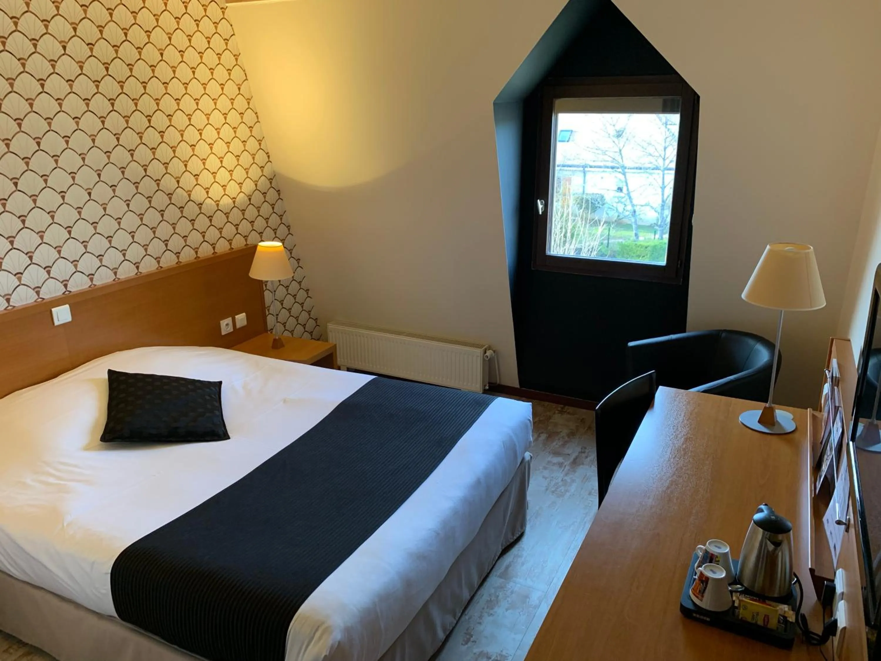 Shower, Bed in The Originals City, Hôtel Castel Burgond, Dijon Ouest