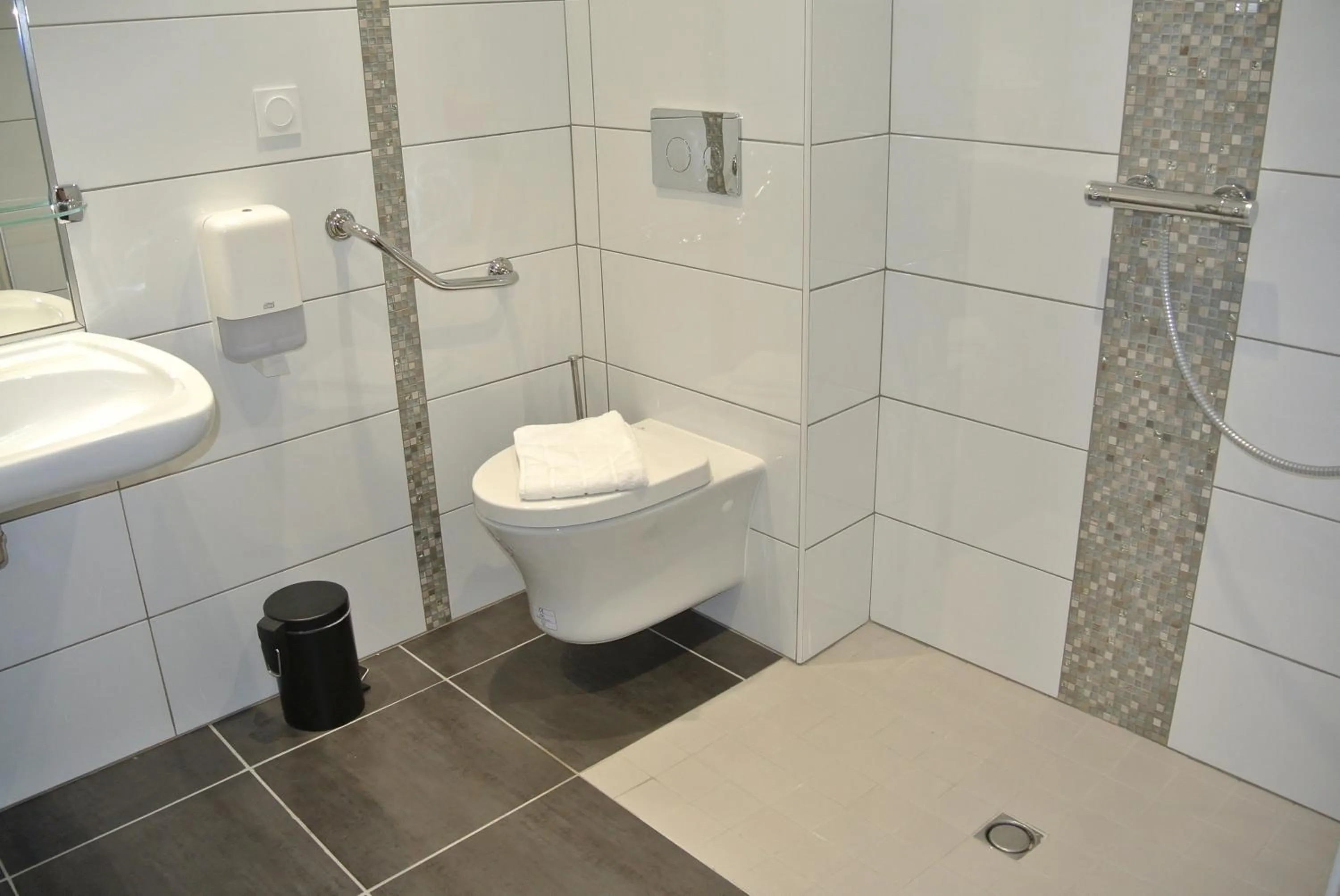 Shower in The Originals City, Hôtel Castel Burgond, Dijon Ouest